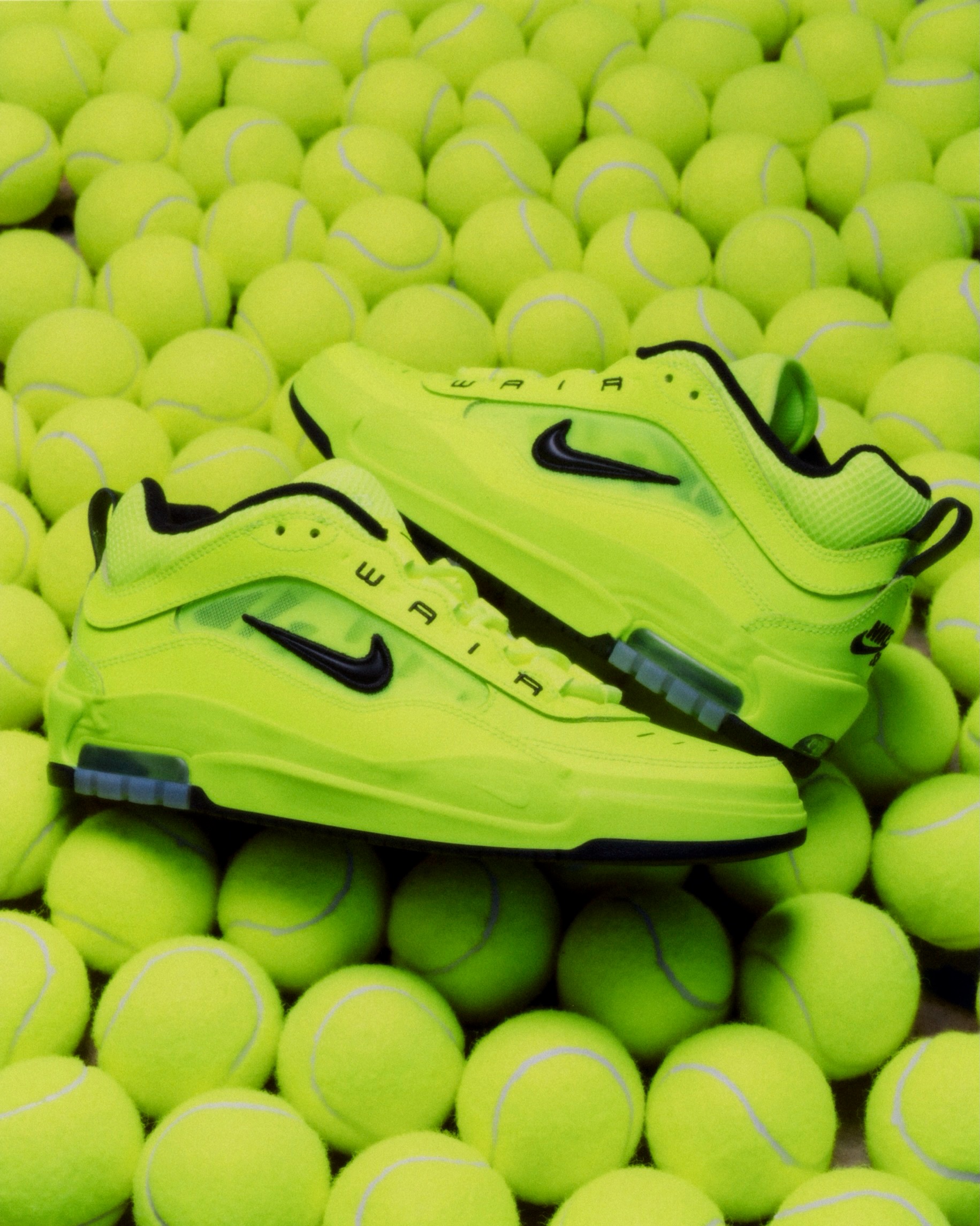 5月29日(金)発売Nike SB Air Max Ishod "Tennis Ball"テニスボールからインスパイアされた、Ishod Wairのシグネチャーモデル最新作が登場。ヴォルトグリーン一色に染まったメッシュ×スエードのアッパーが、テニスボールのビジュアルを足元でそのまま成立させる。スウッシュ・ソックライナー・アウトソール・WAIRロゴはすべてブラックで統一し、2色だけで作り上げたコントラストが鮮やかに映えます。遊び心を象徴するIshodブランド入りのミニテニスボールキーチェーンが付属し、ディテールへのこだわりがここでも光ります。スケートで鍛えられたAir Maxクッションが機能面を支え、目を引くビジュアルとの両立を実現。今作に合わせたTEEも同時展開。シューズと揃えたスタイリングをぜひお楽しみください。________________販売方法の詳細はプロフィールリンク先のブログをご確認ください。※販売足数・入荷サイズ・発売前のご予約など、販売に関する個別のお問い合わせはご遠慮ください。※no overseas shipment.@nikesb @ishodwair#nikesb #airmaxishod #tennisball #instantskateboards #instantskateshop