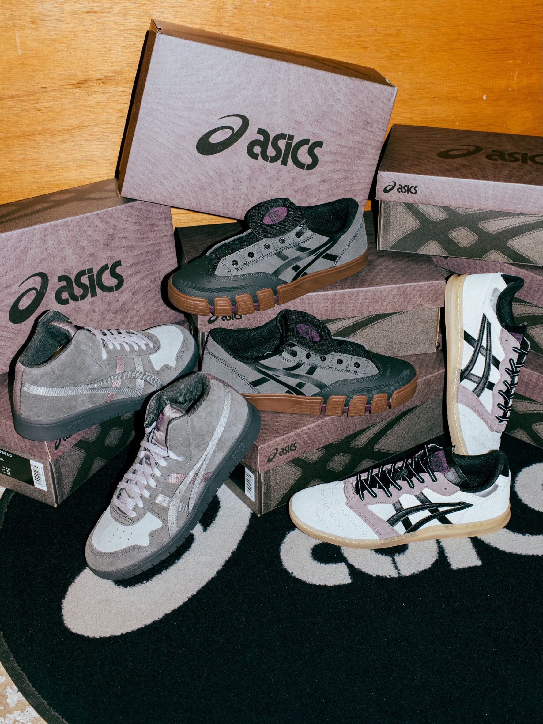 5月22日(金)発売asics skateboarding / LATE NITE STARS CollectionNYを拠点とする「LATE NITE STARS」がカラーリングを行った特別仕様のコレクションが登場。ニューヨーク・ブルックリンを拠点とするスケートクルー「LATE NITE STARS」は、スケートボード・ストリートウェア・アートを融合させ、独自の世界観を持つコレクションを展開しています。スケートとフィルム制作、DIYプロダクトを組み合わせたクリエイティブな活動で知られ、ファミリーのような強い結束とインディペンデントな姿勢が特徴です。そんな「LATE NITE STARS」が今回カラーリングを手掛けたのは、LEGGEREZZA FB、JAPAN PRO MT、GEL-FLEXKEE PRO 2.0の3モデル。それぞれが持つ機能性やシルエットを活かしながら、「LATE NITE STARS」ならではの独自のカラーパレットと美意識が落とし込まれた、コレクターズアイテムにふさわしい特別仕様のラインナップとなっています。※オンラインストアにて予約販売受付中です。@asics_skateboarding@asics_sportstyle_jp@latenitestars#asics#asicsskateboarding#latenitestars#instantskateshop#instantskateboards