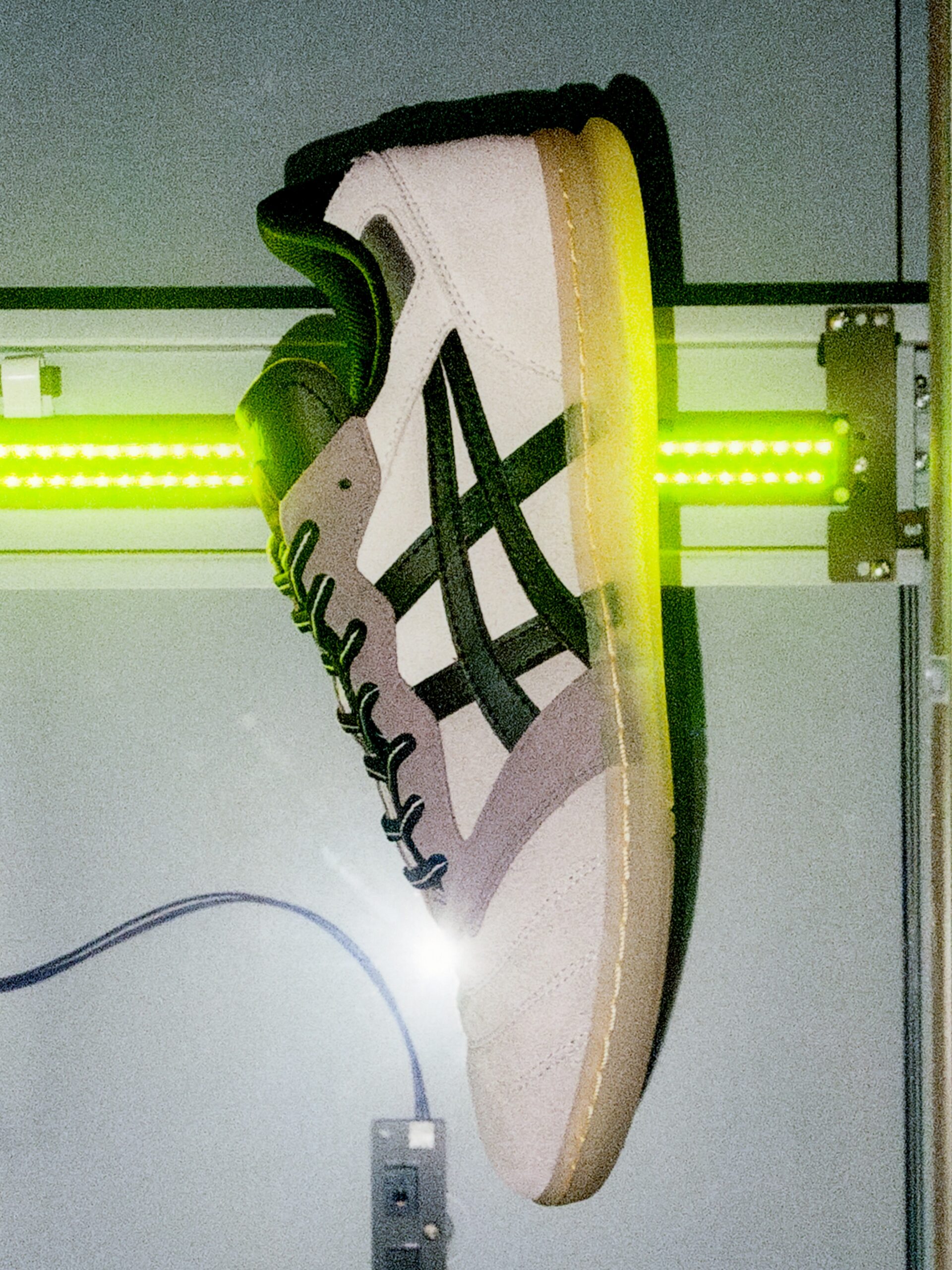 5月22日(金)発売asics skateboarding / LATE NITE STARS CollectionNYを拠点とする「LATE NITE STARS」がカラーリングを行った特別仕様LEGGEREZZA FB が登場。1989年に発売されたサッカーシューズ「INJECTOR AREZZO 1」をスケートボード仕様にアップデート。インナーソールには内足側に大きさの異なるホールを入れることで内側への重心移動を促すとともに安定性を高め、さらに着地時の衝撃を緩衝する構造。アウターソールは「SKYHAND OG」の型を用い、材料硬度を変更することで足裏感覚とクッショニングの両立を追求。※オンラインストアにて予約販売受付中です。@asics_skateboarding@asics_sportstyle_jp@latenitestars#asics#asicsskateboarding#latenitestars#instantskateshop#instantskateboards