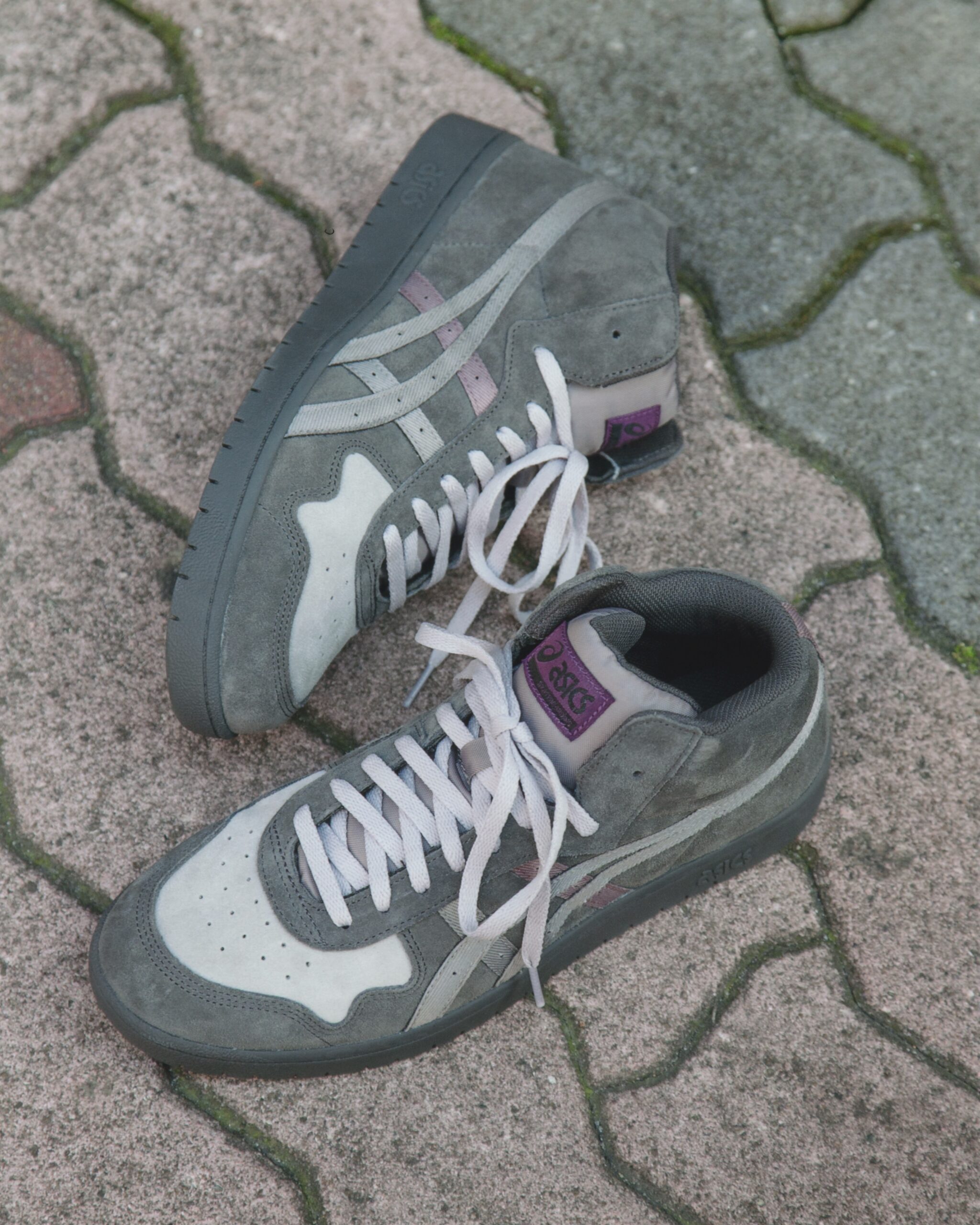 5月22日(金)発売asics skateboarding / LATE NITE STARS CollectionNYを拠点とする「LATE NITE STARS」がカラーリングを行った特別仕様の JAPAN PRO MT が登場。足入れ部の内外の高さを調整することで、足首周りの保護と動きやすさを追求。中敷はスケートボードの動作分析から、パンチングの穴を設けることで内外異硬度設計にし内重心を促す仕様を採用し、ボード上での安定感を高めています。またアッパーはスエード素材を採用し、つま先とかかと部のパーツのステッチを3本にすることで耐久性を高めています。シュータンにはゴムバンドを配置することでよりズレを軽減。さらに厚くすることで快適な履き心地を追求しています。※オンラインストアにて予約販売受付中です。@asics_skateboarding@asics_sportstyle_jp@latenitestars#asics#asicsskateboarding#latenitestars#instantskateshop#instantskateboards