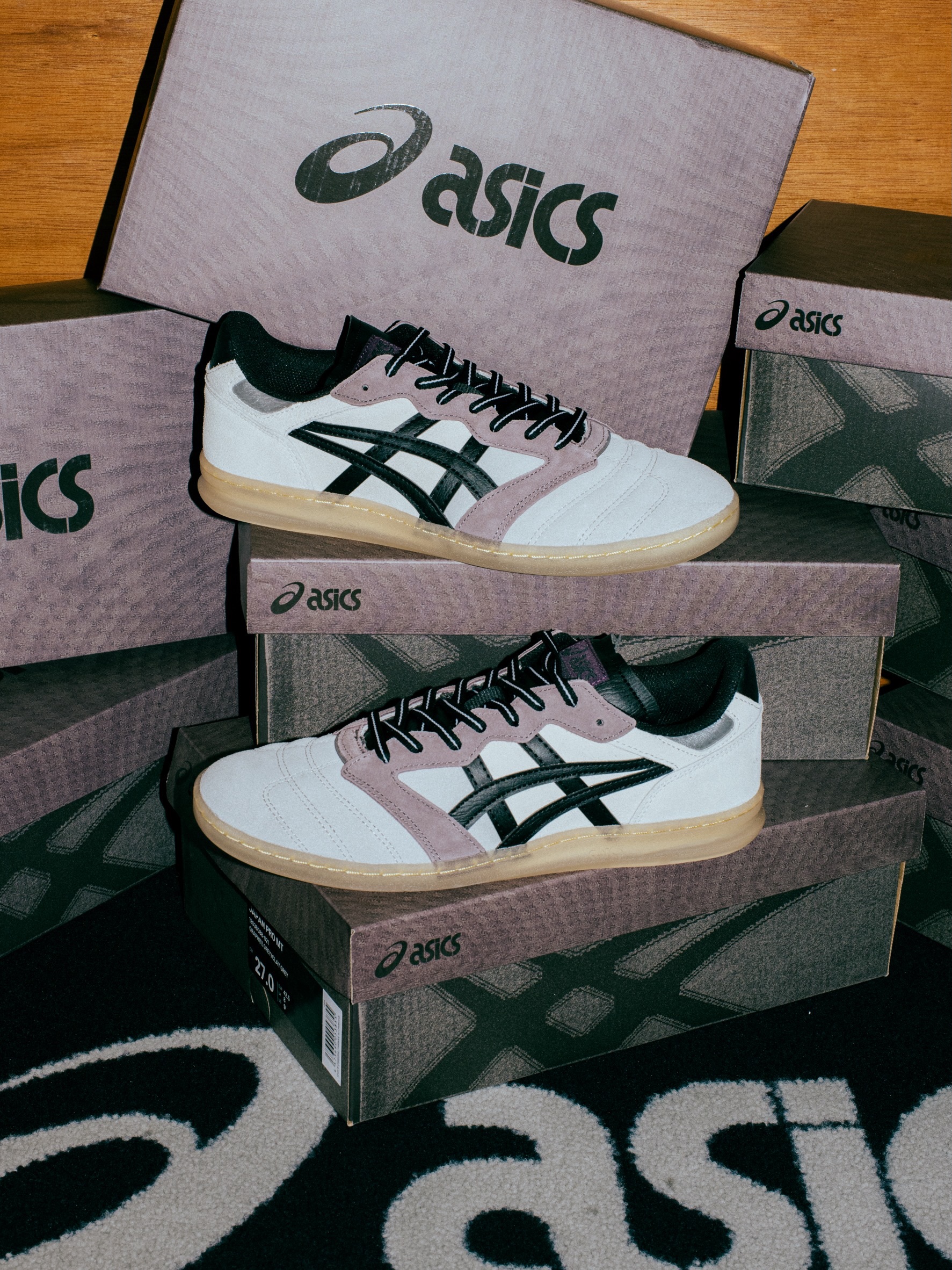@asics_skateboardingasics skateboarding / LATE NITE STARS Collection-LEGGEREZZA FB-ブルックリン発のスケートクルー「LATE NITE STARS」がカラーリングを手がけた特別仕様のLEGGEREZZA FB。1989年のサッカーシューズをスケートボード向けに進化させたモデルで、独自インナーソールによる安定性・衝撃吸収と、SKYHAND OGベースのアウターソールによる足裏感覚・クッションを高次元で両立。​​​​​​​​​​​​​​​​@asics_sportstyle_jp@latenitestars#asics#asicsskateboarding#latenitestars#instantskateshop#instantskateboards