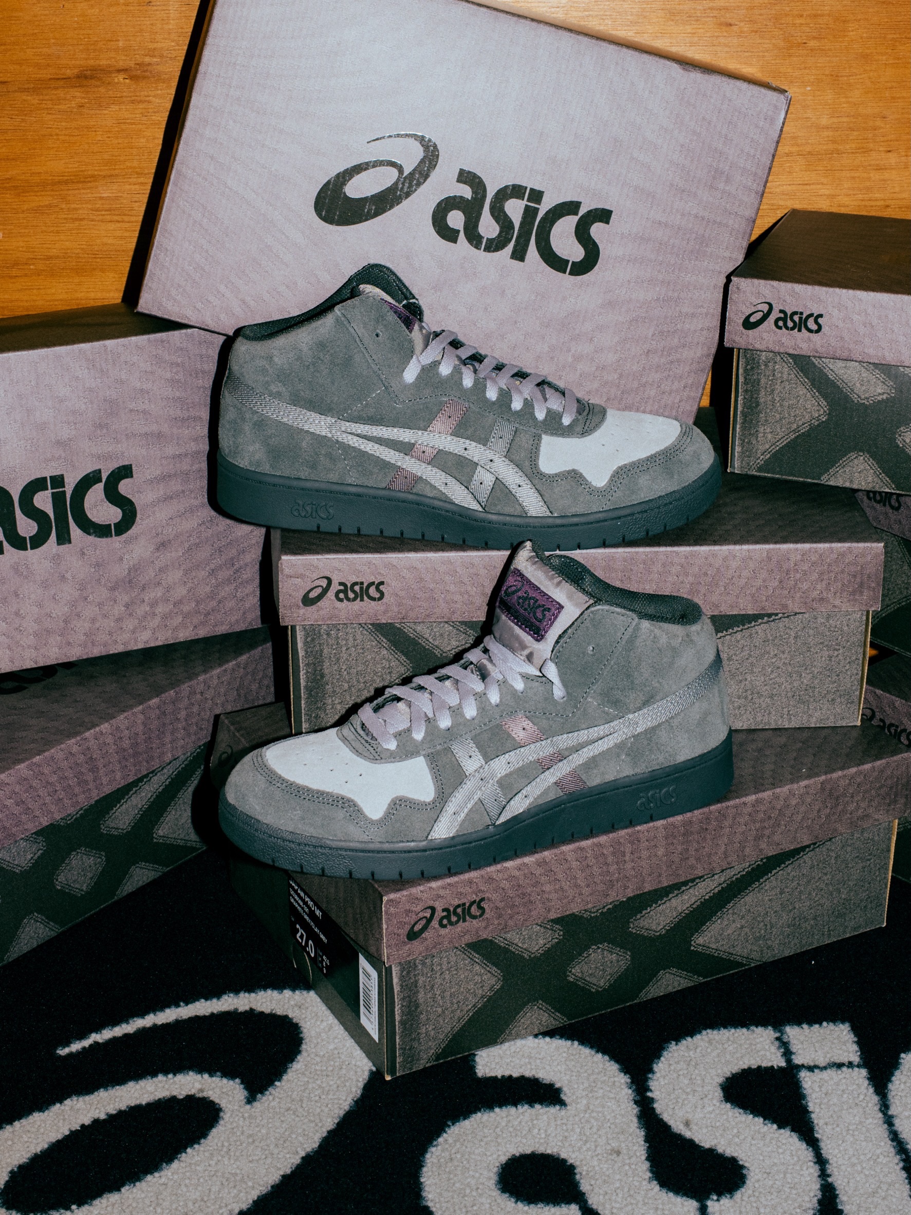 @asics_skateboardingasics skateboarding / LATE NITE STARS Collection-JAPAN PRO MT-NYブルックリン発のスケートクルー「LATE NITE STARS」によるカラーリングを施した特別仕様のJAPAN PRO MT。足首周りの保護と動きやすさを両立しつつ、中敷はスケート動作の分析をもとに内外異硬度設計を採用し、ボード上での安定感を追求。アッパーにはスエードを使用し、つま先・かかとの3本ステッチで耐久性を強化。ゴムバンド入りの厚みのあるシュータンで、快適なフィット感を実現しています。​​​​​​​​​​​​​​​​@asics_sportstyle_jp@latenitestars#asics#asicsskateboarding#latenitestars#instantskateshop#instantskateboards