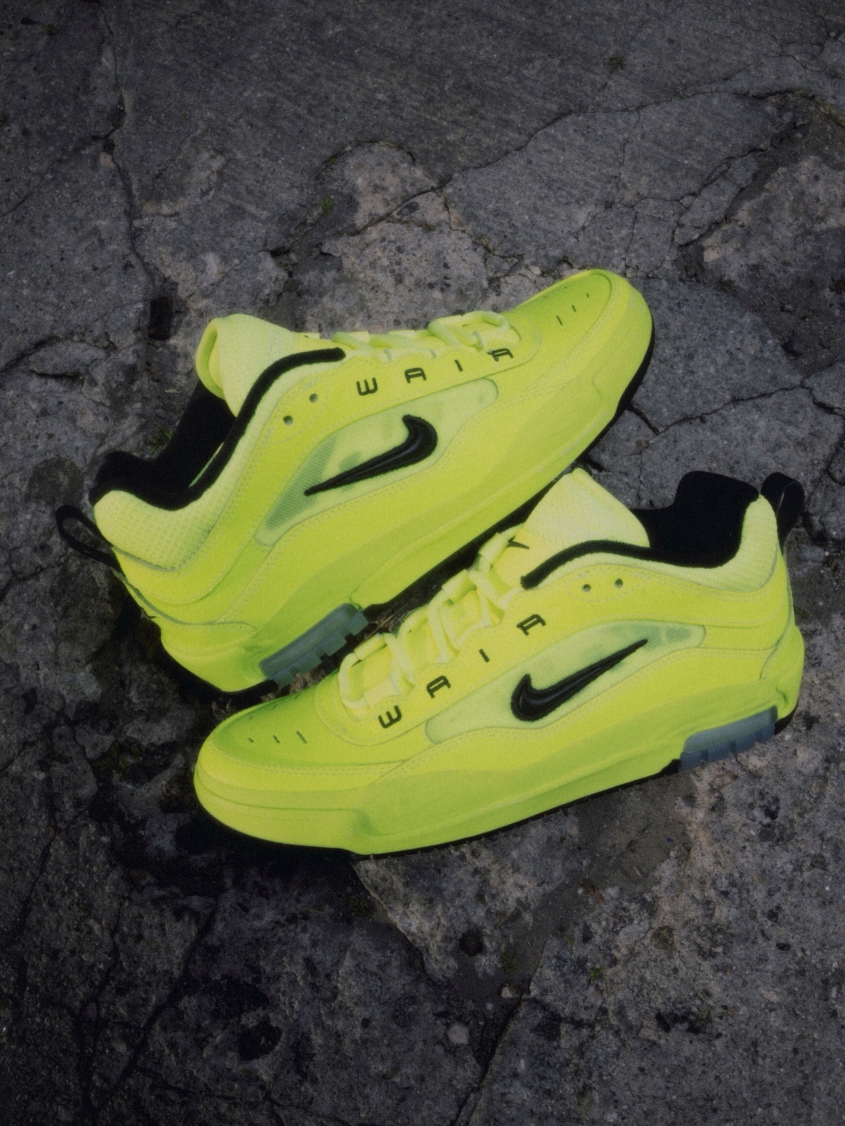 @nikesbNike SB Air Max Ishod "Tennis Ball"テニスボールからインスパイアされた、Ishod Wairのシグネチャーモデル最新作が発売。ヴォルトグリーン一色に染まったメッシュ×スエードのアッパーが、テニスボールのビジュアルを足元でそのまま成立させる。スウッシュ・ソックライナー・アウトソール・WAIRロゴはすべてブラックで統一し、2色だけで作り上げたコントラストが鮮やかに映えます。遊び心を象徴するIshodブランド入りのミニテニスボールキーチェーンが付属し、ディテールへのこだわりがここでも光ります。今作に合わせたTEEも同時展開。シューズと揃えたスタイリングをぜひお楽しみください。________________※本日よりオンラインストアと店舗にて一般販売も開始いたします。@nikesb @ishodwair#nikesb #airmaxishod #tennisball #instantskateboards #instantskateshop