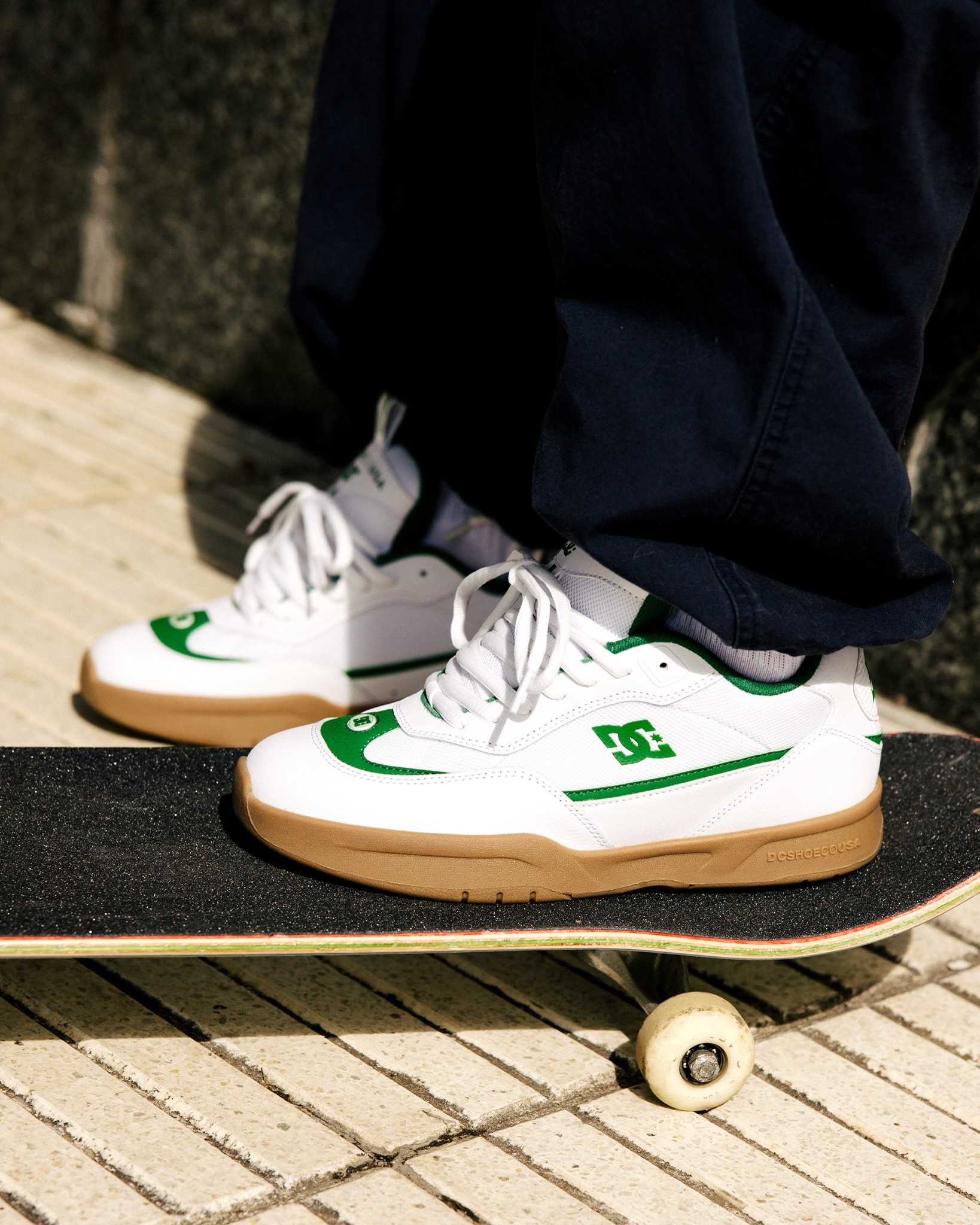 @dc_skateboarding DC SHOE / JS2待望のJohn Shanahanセカンドシグネチャーモデル『JS2』が登場。世界中のスケートシーンを熱狂させるJohn Shanahan。その物語は、いま新たなフェイズへ突入する。待望のセカンドシグネチャーモデルはShanahan本人が細部までデザインを監修し、DC Shoesのヘリテージに、彼ならではの大胆なスタイルとテクニカルな感性を融合させた渾身の一足。クラシックなDCらしさを継承しながらも、現代のストリートとスケートシーンに向けてアップデートされた、“待ち望まれていた”ニューモデル”。2026年、 DC ShoesはJohn Shanahanと共に、新たな歴史を刻む。@dcshoes @dcshoes_japan #dcshoes #dcskateboarding #instantskateshop #instantskateboards