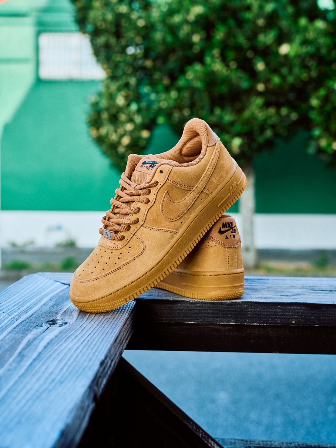 @nikesbNike SB Air Force 1 "Flax"名作Air Force 1をスケート仕様に再構築した「Nike SB Air Force 1」の新色が発売。1982年の誕生以来、コートを飛び出しヒップホップやストリートカルチャーと交差しながらアイコンへと昇華したAir Force 1。そのタフさと普遍的なスタイルに惹かれ、スケーターたちも長年この一足を自然と足元に選んできました。そんな歴史的な一足が、Nike SBの手で"滑るための一足"へと正式に生まれ変わりました。第1弾に続く2色目として登場するのが"Flax"カラー。Air Force 1の定番カラーらしい、温かみのあるベージュブラウンのフルスエードが落ち着いた表情を描き出します。スウッシュ、ヒールタブ、ガムソールへと流れるブラックのアクセントが全体を引き締め、クラシックながらも鋭いルックスに仕上がっています。補強されたパッド入りタンとフィットストラップが安定したホールド感を実現し、スケート向けに再設計されたシルエットがダイレクトなボードフィールをもたらします。____________※事前抽選は終了しております。@nikesb@nikesbdojo#nikesb#af1#instantskateshop#instantskateboards