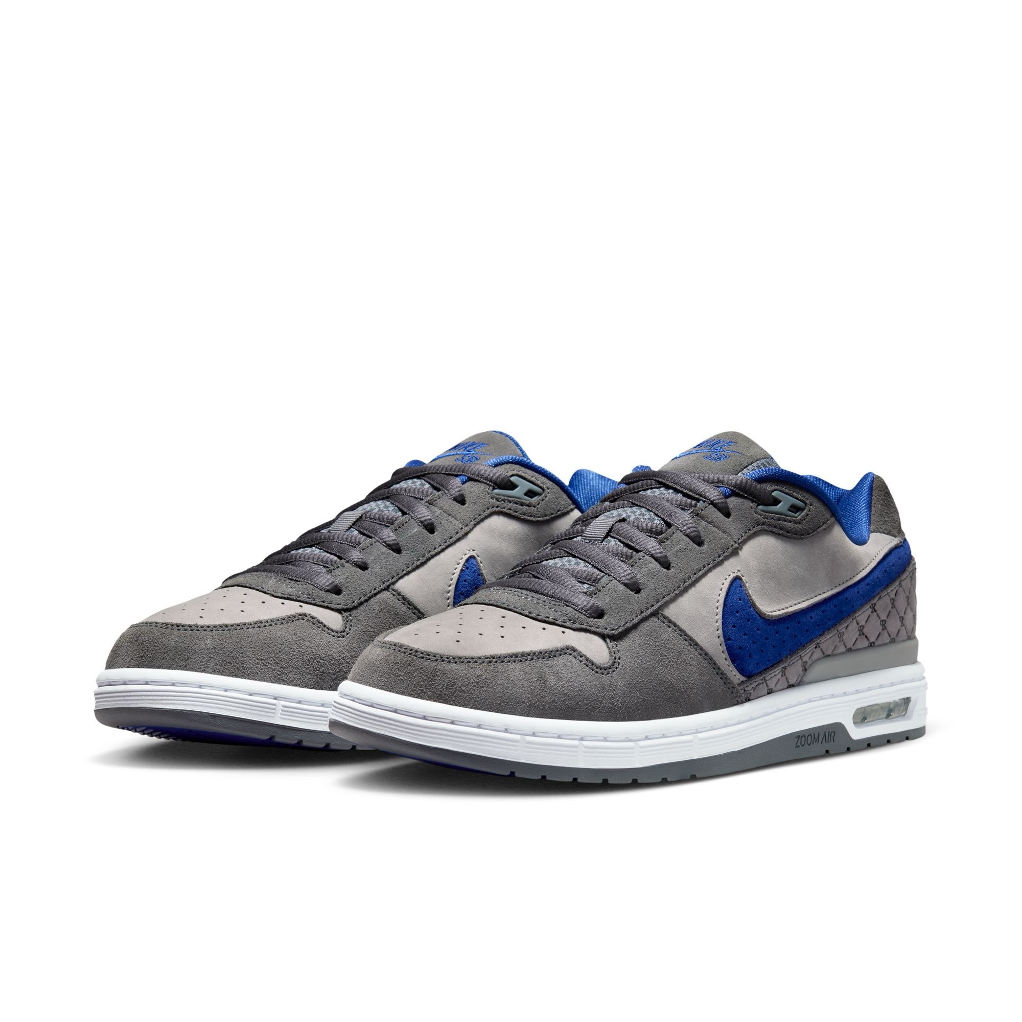 6月19日(金)Nike SB Paul Rodriguez Zoom Air Low DGNike SB初のシグネチャーモデル「P-Rod 1」の復刻シリーズ最新作が登場。Paul Rodriguezが生まれ育った南カリフォルニア・LAにインスパイアされた一足。グレーを基調としたアッパーに、LAを象徴するロイヤルブルーのスウッシュ・ライニング・アウトソールが配置されたカラーリングで、スケートボードカルチャーとLAへの誇りをつなぐ「P-Rod 1」のストーリーを色濃く映し出しています。プレミアムスエードとキルティングレザーのテクスチャーはP-Rod 1の象徴的なデザインを継承し、スケートボードと共に歩んできたPaul Rodriguezの、LAへの愛が詰まった一足です。______________販売方法に関してはプロフィールリンク先のブログをご確認下さい。※浦安ストアでの販売はございません。※販売足数、入荷サイズ、発売前のご予約など販売に関する事前お問い合わせはご遠慮下さい。※no overseas shipment.@nikesb@nikesbdojo@prod#PaulRodriguez#PRod1#nikesb#instantskateshop#instantskateboards