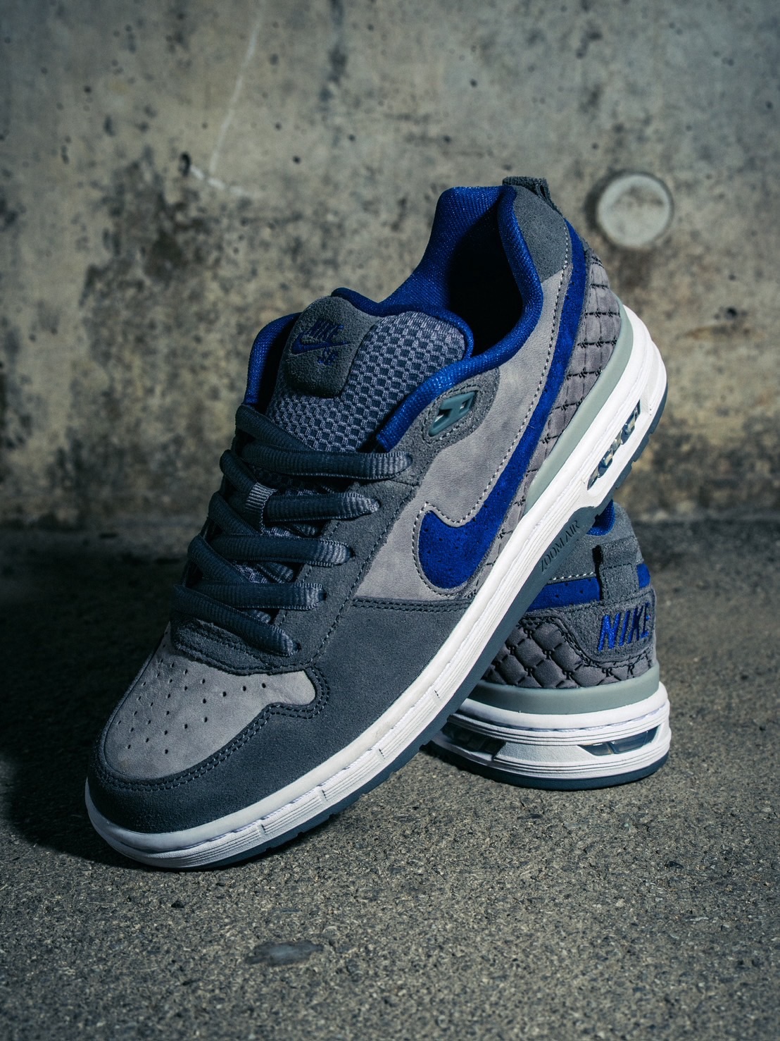 6月19日(金)Nike SB Paul Rodriguez Zoom Air Low DGNike SB「P-Rod 1」復刻の最新作。Paul Rodriguezの地元・南カリフォルニアにインスパイアされ、グレーのアッパーにLAを象徴するロイヤルブルーのスウッシュ・ライニング・アウトソールを配置。プレミアムスエードとキルティングレザーで象徴的なデザインを継承した、LAへの愛が詰まった一足です。______________販売方法に関してはプロフィールリンク先のWEB抽選リンクをご確認下さい。※浦安ストアでの販売はございません。※販売足数、入荷サイズ、発売前のご予約など販売に関する事前お問い合わせはご遠慮下さい。※no overseas shipment.@nikesb@nikesbdojo@prod#PaulRodriguez#PRod1#nikesb#instantskateshop#instantskateboards