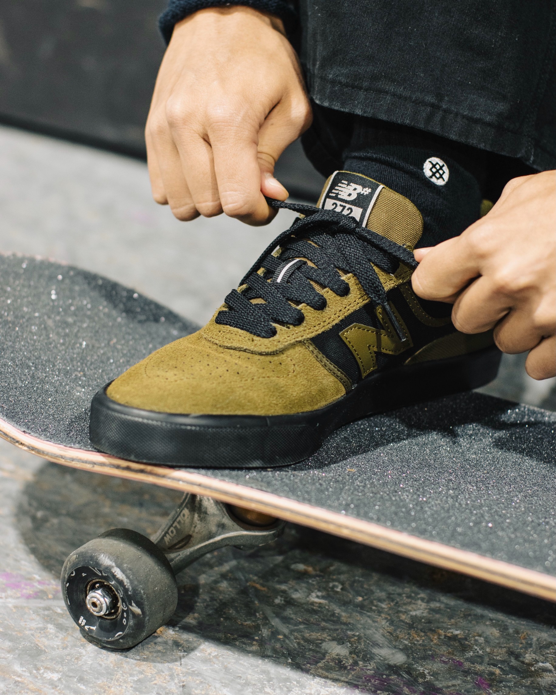 @nbnumericNew Balance Numeric / UN272BTTNew Balanceのランニングクラシックラインの意匠を継承し、ブランドらしさを残しながら、スケートシューズの定番であるバルカナイズドソールを再構築した「272」。全く新しいバルカナイズドソールを搭載し、従来のスタンダードなソール設計の発想を打破するため、アウトソールのかかと部分をアーチ形状にすることで、接地感と衝撃吸収性を高めつつ軽量化を実現している。さらに、強化されたつま先部のワンピース構造で耐久性を向上。ラバー製のヒールカウンターを備えることで、安定性も高めている。@tatsuma_masuda @nbnumeric@nbnumeric_japan#UN272#UN272BTT#nbnumeric#instantskateshop#instantskateboards