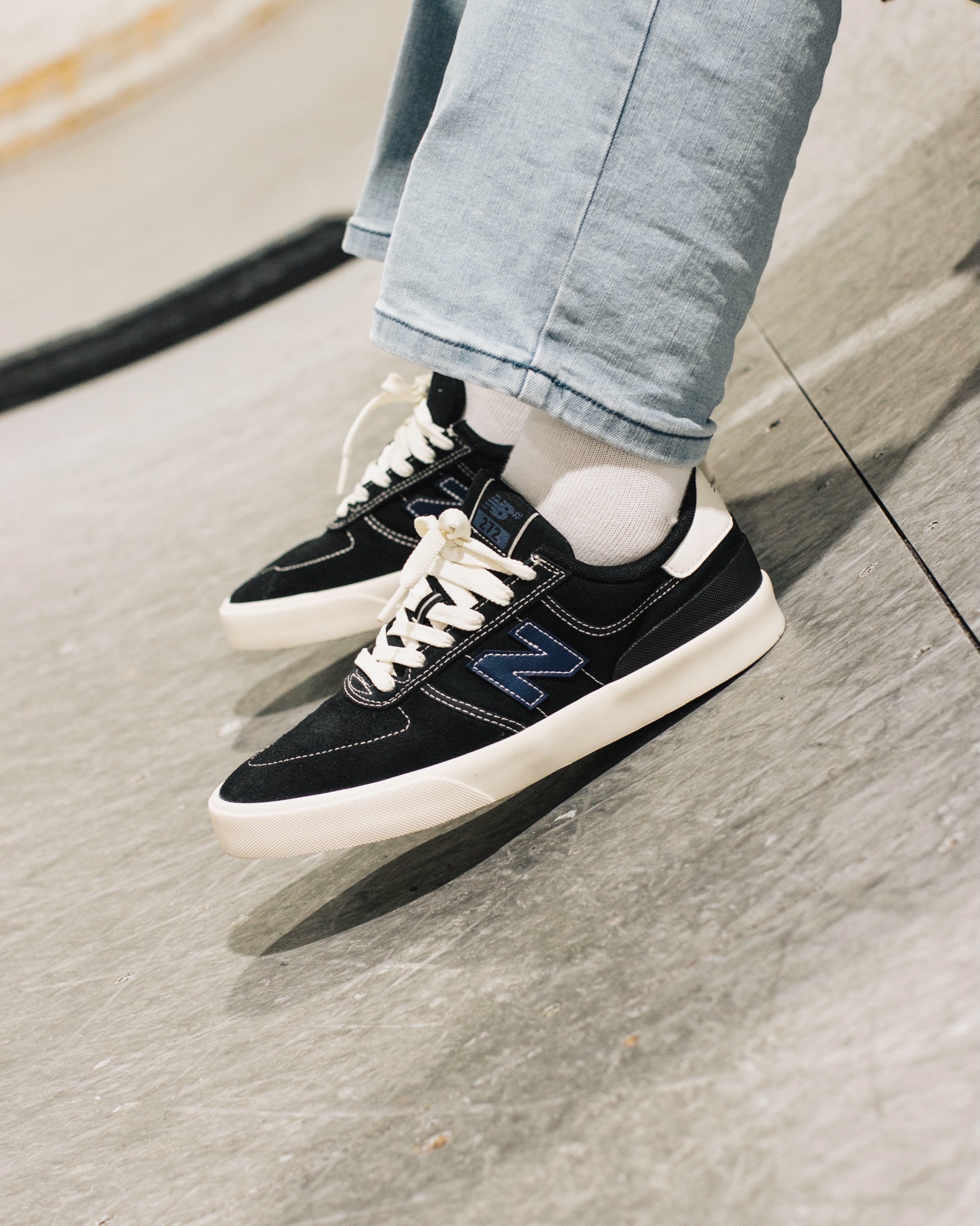 @nbnumericNew Balance Numeric / UN272BRLNew Balanceのランニングクラシックラインの意匠を継承し、ブランドらしさを残しながら、スケートシューズの定番であるバルカナイズドソールを再構築した「272」。全く新しいバルカナイズドソールを搭載し、従来のスタンダードなソール設計の発想を打破するため、アウトソールのかかと部分をアーチ形状にすることで、接地感と衝撃吸収性を高めつつ軽量化を実現している。さらに、強化されたつま先部のワンピース構造で耐久性を向上。ラバー製のヒールカウンターを備えることで、安定性も高めている。@hiromatsuo @nbnumeric@nbnumeric_japan#UN272#UN272BRL#nbnumeric#instantskateshop#instantskateboards
