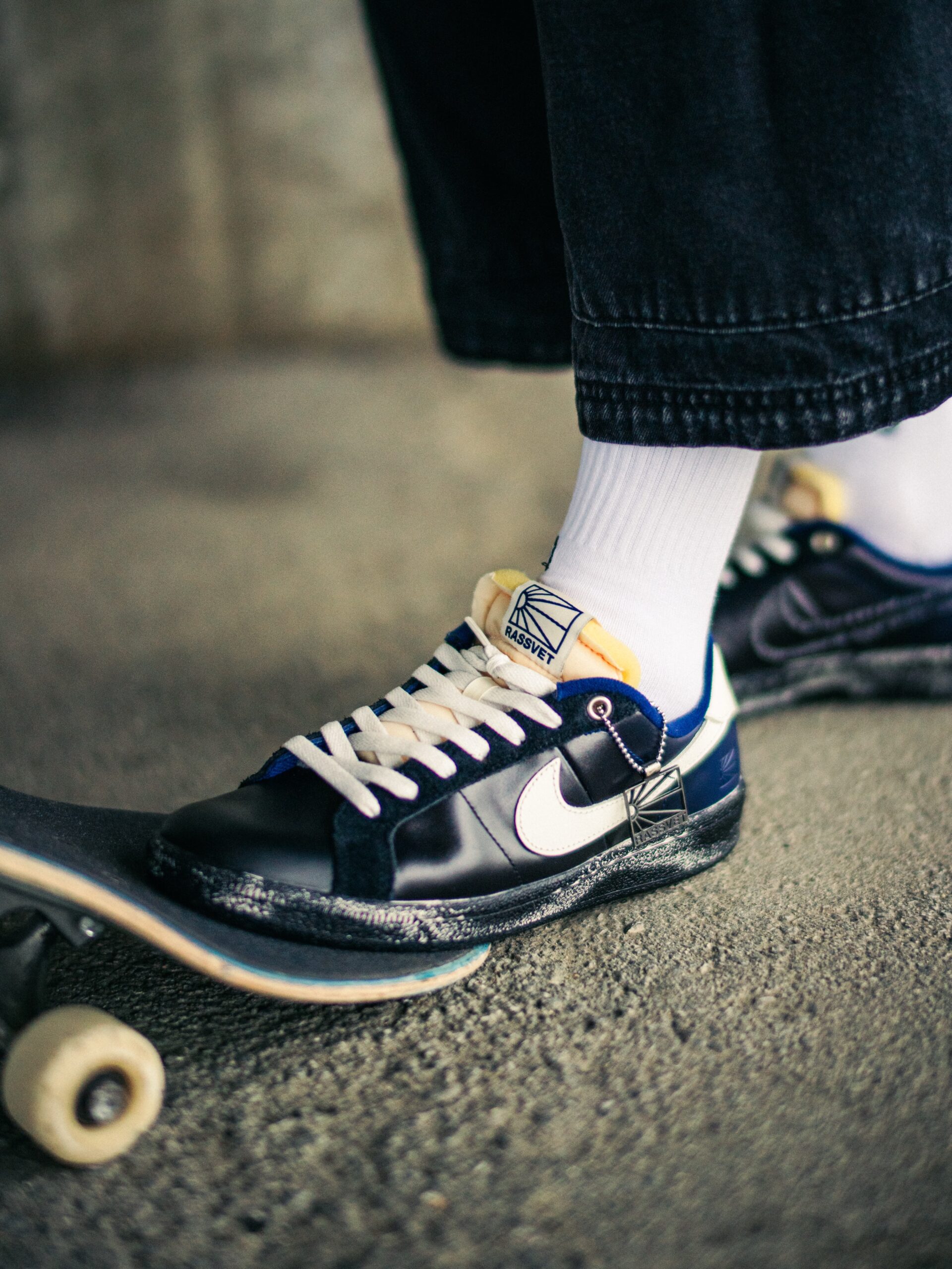 6月27日(土)発売Nike SB Zoom Tennis Classic QS x Rassvet 1980年代のコートで生まれたクラシックシルエット「Zoom Tennis Classic」に、パリ発スケートブランドRassvetが新たな命を吹き込んだ一足が登場。「夜明け」を意味するRassvetは、プロスケーターTolya Titaevが2016年にパリで設立。スケート、音楽、アートのシーンを横断するクリエイティブなコミュニティとして、世界中から注目を集めるブランドです。ブルーボイドからブラックへと移行するグラデーションレザーアッパー、セイルカラーのスウッシュ、スケートに履き込んだかのような経年感を宿すミッドソールが、コートとストリートの境界線を静かに溶かしています。派手さを纏わず、それでいて確かな存在感を放つ、Rassvetらしいミニマリズムが凝縮された一足です。___________販売方法に関してはプロフィールリンク先のブログをご確認下さい。※浦安ストアでの販売はございません。※販売足数、入荷サイズ、発売前のご予約など販売に関する事前お問い合わせはご遠慮下さい。※no overseas shipment.@nikesb@nikesbdojo@rassvetskateboards#Rassvet#nikesb#ZoomTennisClassic#instantskateshop#instantskateboards