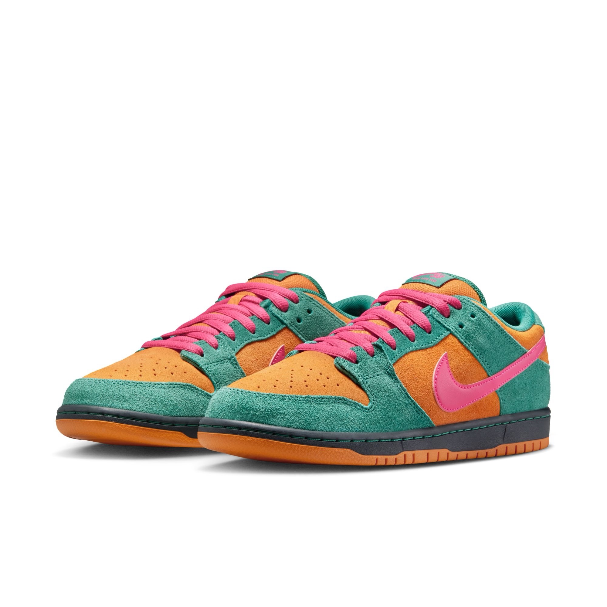 7月11日(土)発売Nike SB Dunk Low Pro "Green Noise/Watermelon"NBAの記憶を纏った Dunk Low Pro が登場。グリーン、カリー、ウォーターメロンピンクが交差するこのカラーパレットは、1996年サンアントニオで開催されたNBAオールスターゲームのユニフォームを彷彿とさせる配色。プレミアムスエードアッパーのカラーパレット3色が、スケートカルチャーとバスケットボールの歴史をつなぐ一足。____________________販売方法に関してはプロフィールリンク先のブログをご確認下さい。 ※浦安ストアでの販売はございません。 ※販売足数、入荷サイズ、発売前のご予約など販売に関する事前お問い合わせはご遠慮下さい。 ※no overseas shipment. @nikesb @nikesbdojo#nikesb #instantskateshop #instantskateboards