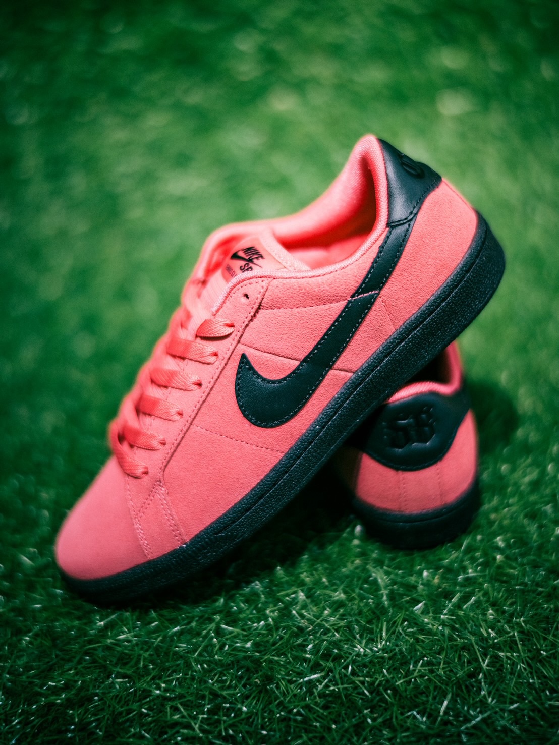 @nikesbNike SB Tennis Classic FC Pack "La Más Fina"フットボールの祭典舞台に、フットボールとスケートボード、二つの文化が交わるNike SB FC Packコレクションが発売。Air Max 95と並ぶもう一つの顔、Tennis Classic。コートで生まれたミニマルなシルエットに、ハイパーピンク×ブラックの大胆な配色を纏い、コレクションに彩りを添える。パッドタンとゆとりあるフィットでスケートのDNAを継承。ヒールに刻まれた「Club 58」のロゴは、Nike SBを長年支えてきたコアショップたちへの変わらぬ敬意の証。___________________※本日よりオンラインストアと店舗にて一般販売も開始いたします。@nikesb@nikesbdojo#nikesb#LaMásFina#TennisClassic#instantskateshop#instantskateboards