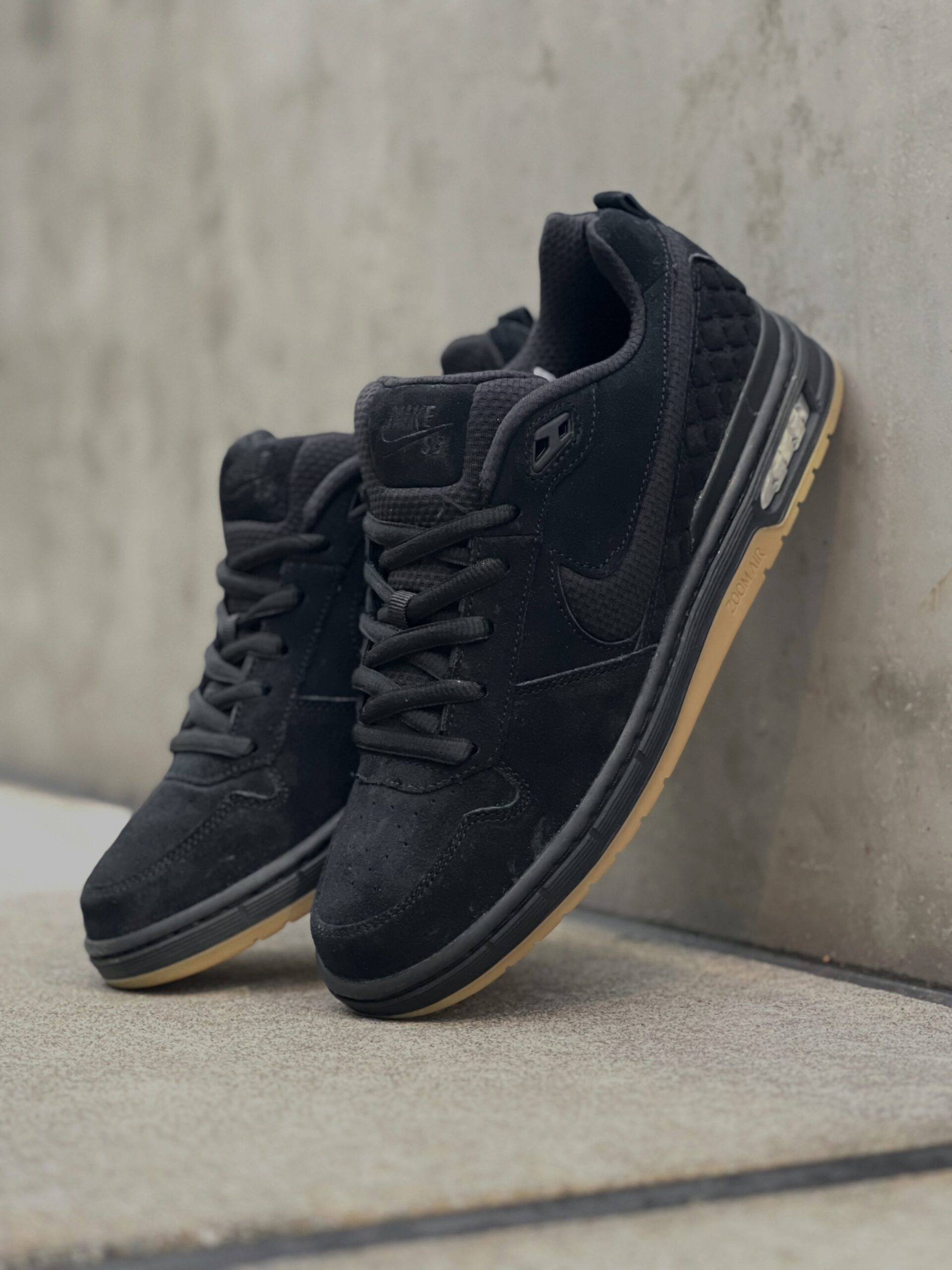 @nikesbNike SB Paul Rodriguez Zoom Air Low "Black/Gum"Nike SB初のシグネチャーモデル「P-Rod 1」の復刻シリーズ最新作が登場。スケーターに長く愛されてきた定番の方程式、ブラックスエードのアッパーにガムブラウンのソールを纏った一足。派手さを排したトーナルなデザインの中に、ヒールのキルティングパターンとズームエアユニットが、P-Rodと共に歩んできたスケートボードのDNAを静かに刻んでいます。___________________※本日よりオンラインストアと店舗にて一般販売も開始いたします。@nikesb@nikesbdojo@prod#PaulRodriguez#PRod1#nikesb#instantskateshop#instantskateboards
