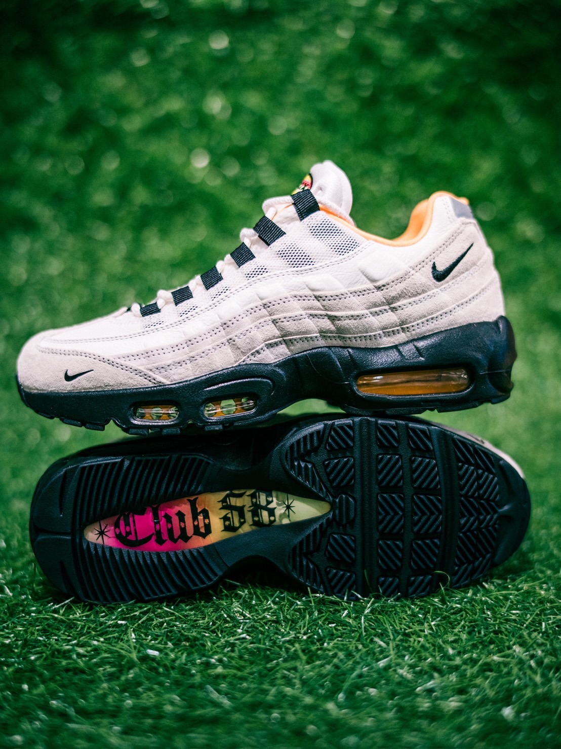 @nikesbNike SB Air Max 95 FC Pack "La Más Fina"フットボールの祭典舞台に、フットボールとスケートボード、二つの文化が交わるNike SB FC Packコレクションが発売。テーマは「La Más Fina(最上のもの)」。コロンビア発祥でLAに息づくクンビアのリズムをインスピレーションに、ピッチとストリートが共有してきた自己表現とコミュニティへの愛を一足に凝縮。オフホワイトのアッパーにサンセットグラデーションのトリムとソール。ヒールにはNike SBを支えてきたコアショップへのオマージュ「Club 58」の刻印。_____________________※事前抽選は終了しております。@nikesb@nikesbdojo#nikesb#LaMásFina#AirMax95#instantskateshop#instantskateboards