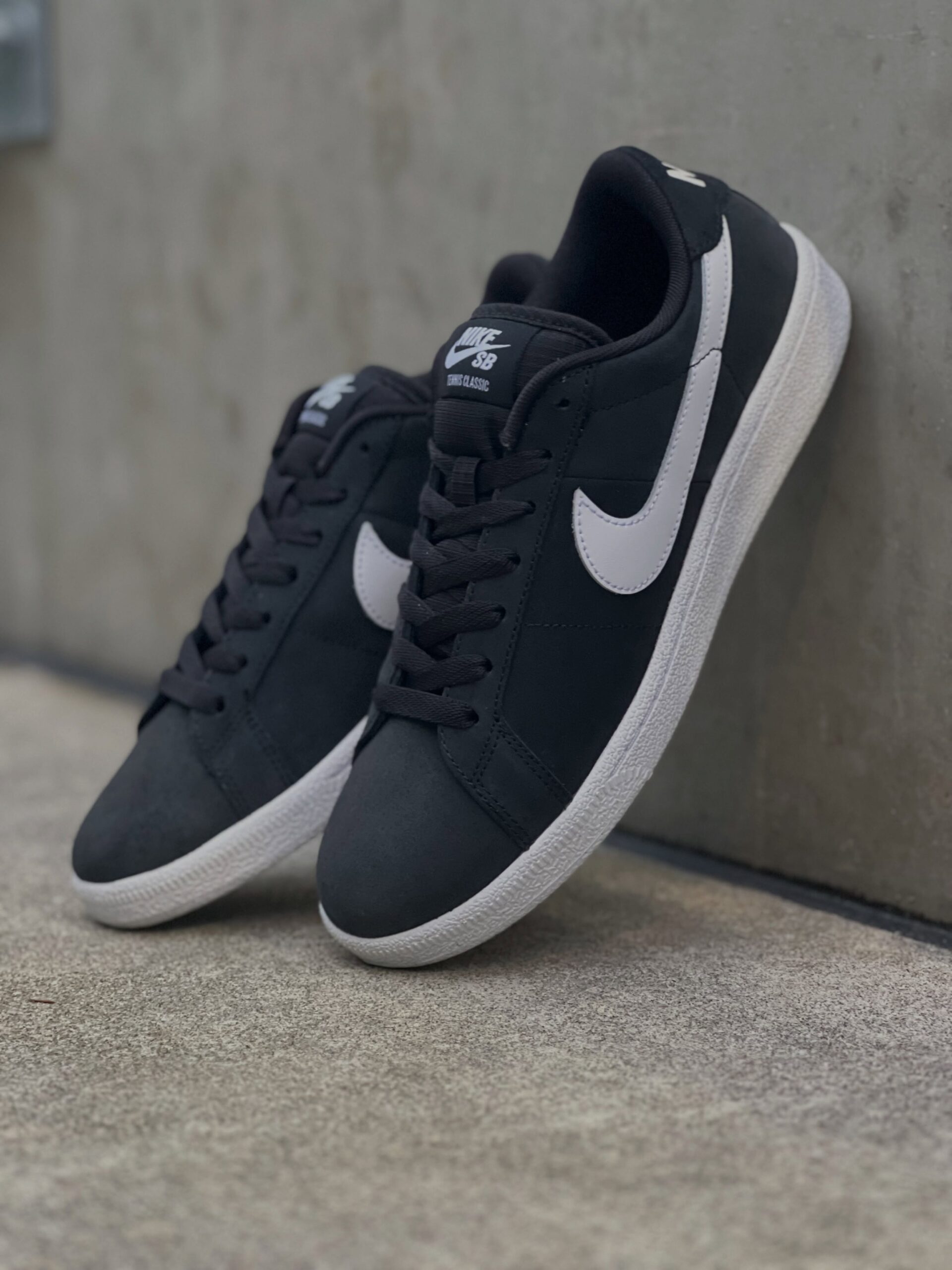 @nikesbNike SB Tennis Classic "Black/White"Nikeを代表するクラシックシルエット「Tennis Classic」が、Nike SBから定番のBlack/Whiteカラーで登場。1975年に「Wimbledon」の名でデビューし、その後「Tennis Classic」として再定義されたこのシルエットは、シンプルなアッパーとカップソール構造で長年にわたり愛されてきた一足。Nike SBはそのDNAを受け継ぎながら、スケートボードに最適化したアップデートを加え、スケートボードシューズとして再解釈しています。時代やトレンドに左右されることなく、どんなスタイルにも静かに馴染む、普遍のブラック×ホワイト。____________________※本日よりオンラインストアと店舗にて一般販売も開始いたします。@nikesb@nikesbdojo#nikesb#TennisClassic#instantskateshop#instantskateboards