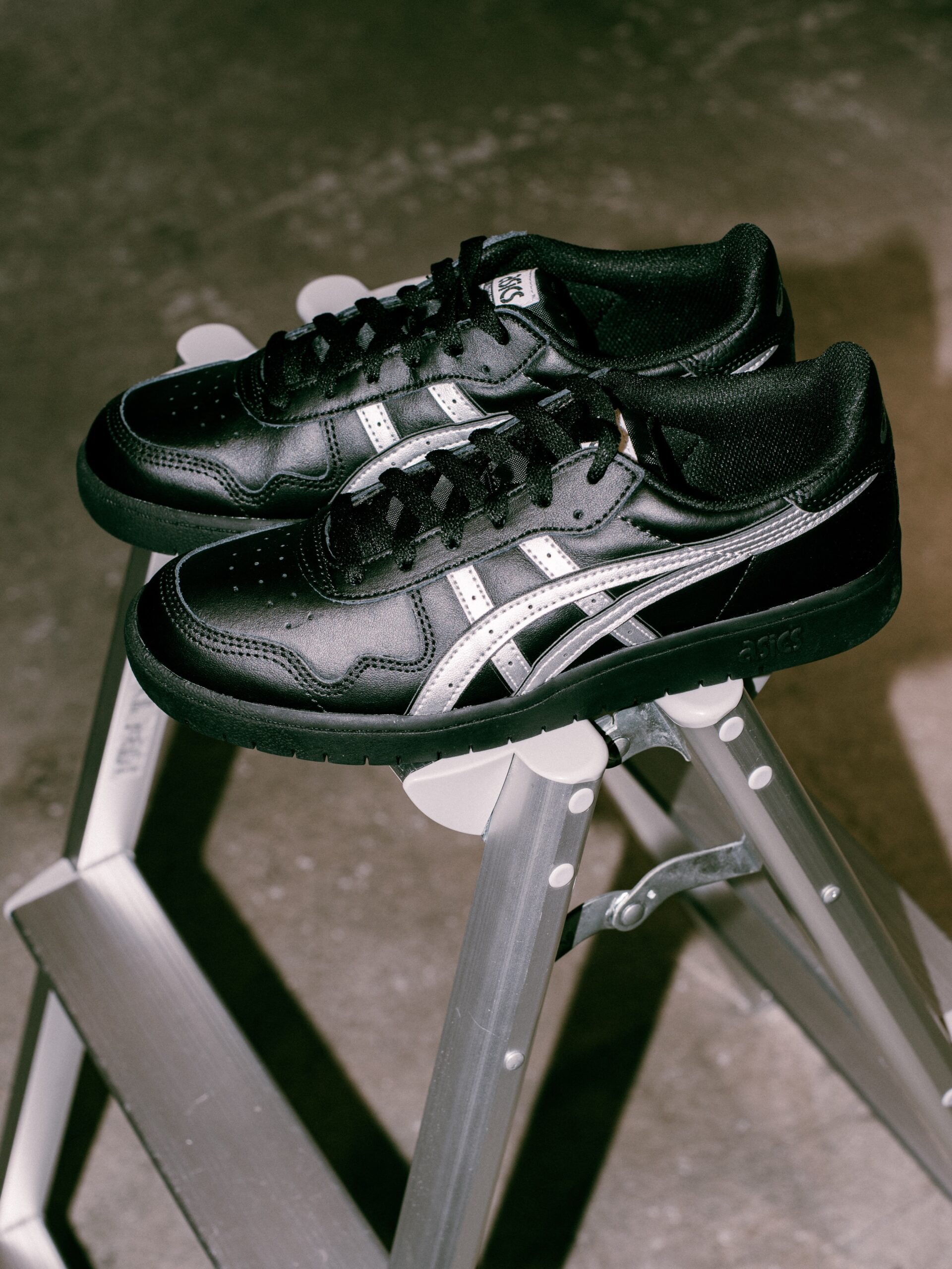 @asics_skateboardingJAPAN PRO（BLACK/PURE SILVER）1981年生まれのバスケットボールシューズ「FABRE JAPAN S」を、現代のスケートボーディング仕様にアップデートしたJAPAN PROのニューカラーBLACK/PURE SILVERが本日より発売スタート。漆黒のレザーアッパーに、光を受けて存在感を放つピュアシルバーのアシックスストライプをオン。オールブラックの中に効かせた一本のラインが、シャープな表情を作り出しています。つま先・踵の3本ステッチで耐久性をアップ。トゥングには弾力のあるバンドを内蔵し、フィット感もしっかりサポート。#asics #asicsskateboarding #japanpro #instantskateshop #instantskateboards