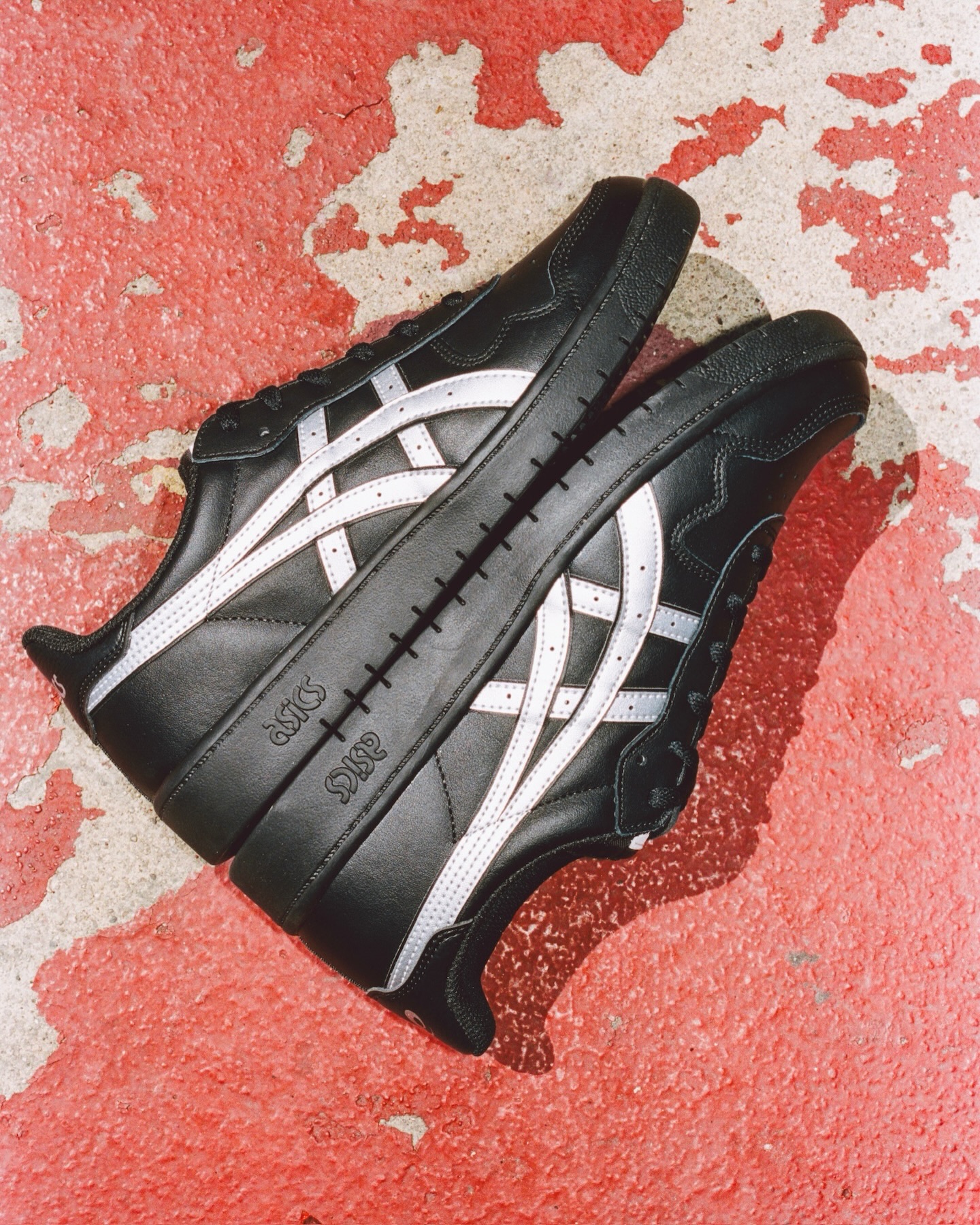 @asics_skateboarding  JAPAN PRO（BLACK/PURE SILVER）asics skateboardingの人気モデル「JAPAN PRO」に、ニューカラー BLACK/PURE SILVERが登場。ブラックのアッパーに、光を受けて上品に輝くシルバーのアシックスストライプが映える、クールで引き締まった配色。中敷きはスケートボードの動作分析から内外異硬度設計を採用し、内重心を促すことでボード上の安定感を高めています。つま先・踵の3本ステッチで耐久性もアップ。事前予約受付中発売：7/24（金）#asics #asicsskateboarding #japanpro #instantskateshop #instantskateboards
