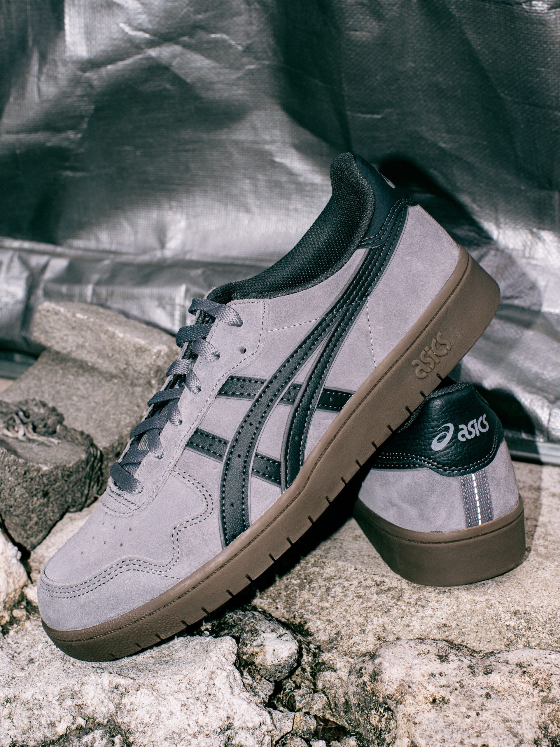 @asics_skateboardingJAPAN PRO（CARBON/GRAPHITE GREY）1981年生まれのバスケットボールシューズ「FABRE JAPAN S」を、現代のスケートボーディング仕様にアップデートしたJAPAN PROのニューカラー CARBON/GRAPHITE GREYが本日より発売スタート。グレースエードにダークグレーのアシックスストライプを重ねた、大人っぽいワントーンカラー。インソールは内外異硬度設計で内側への荷重を促し、ボード上での安定感をサポート。つま先・踵の3本ステッチで耐久性も向上しています。#asics #asicsskateboarding #japanpro #instantskateshop #instantskateboards