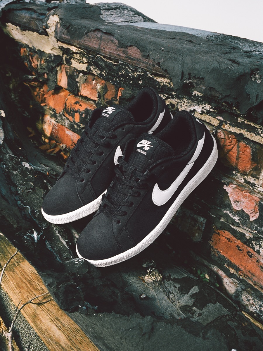 @nikesbNike SB Tennis Classic "Black/White"Nikeを代表するクラシックシルエット「Tennis Classic」が、Nike SBから登場。1975年に「Wimbledon」の名でデビューし、その後「Tennis Classic」として再定義されたこのシルエットは、シンプルなアッパーとカップソール構造で長年にわたり愛されてきた一足。Nike SBはそのDNAを受け継ぎながら、スケートボードに最適化したアップデートを加え、スケートボードシューズとして再解釈しています。時代やトレンドに左右されることなく、どんなスタイルにも静かに馴染む、普遍のブラック×ホワイト。____________________@nikesb@nikesbdojo#nikesb#TennisClassic#instantskateshop#instantskateboards