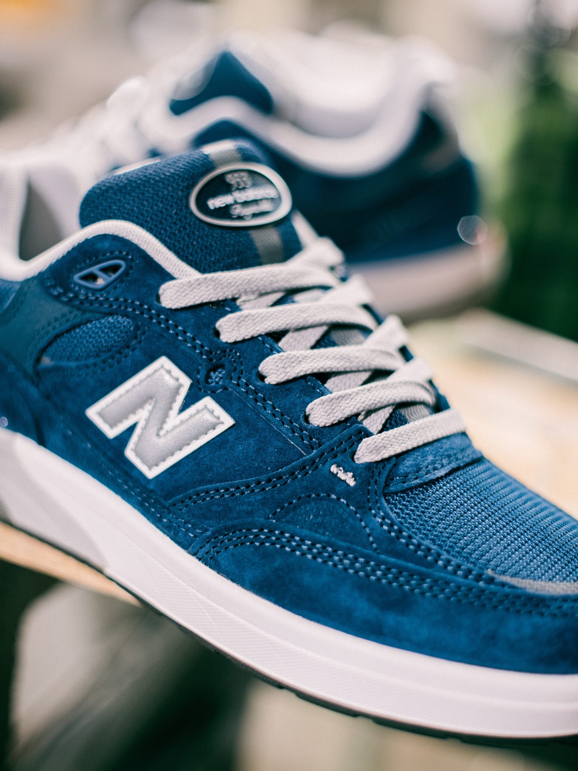 @nbnumericNew Balance Numeric / UN933LNVスケートボーディングに必要なNBランニングの最新技術を採用し、優れたサポート力で衝撃から足をしっかり守る"ANDREW REYNOLDS"のシグネチャーモデル「933」。着地時の衝撃を緩和する為に異なる硬度を合わせたフルレングス"ABZORB"ミッドソールを搭載。PRIMO PLATEが着地時の予期しないプリモから足裏を守る。着用時のブレを抑制するガゼットタンに加え、"Fantom Fit"が優れたフィット性を実現し、CONTROLLED REACTION DEVICEヒールカウンターが高い安定性を提供。高い耐摩耗性とサポート力を併せ持つスケートシューズ。@nbnumeric@nbnumeric_japan#nm933#andrewreynolds#nbnumeric#instantskateshop#instantskateboards