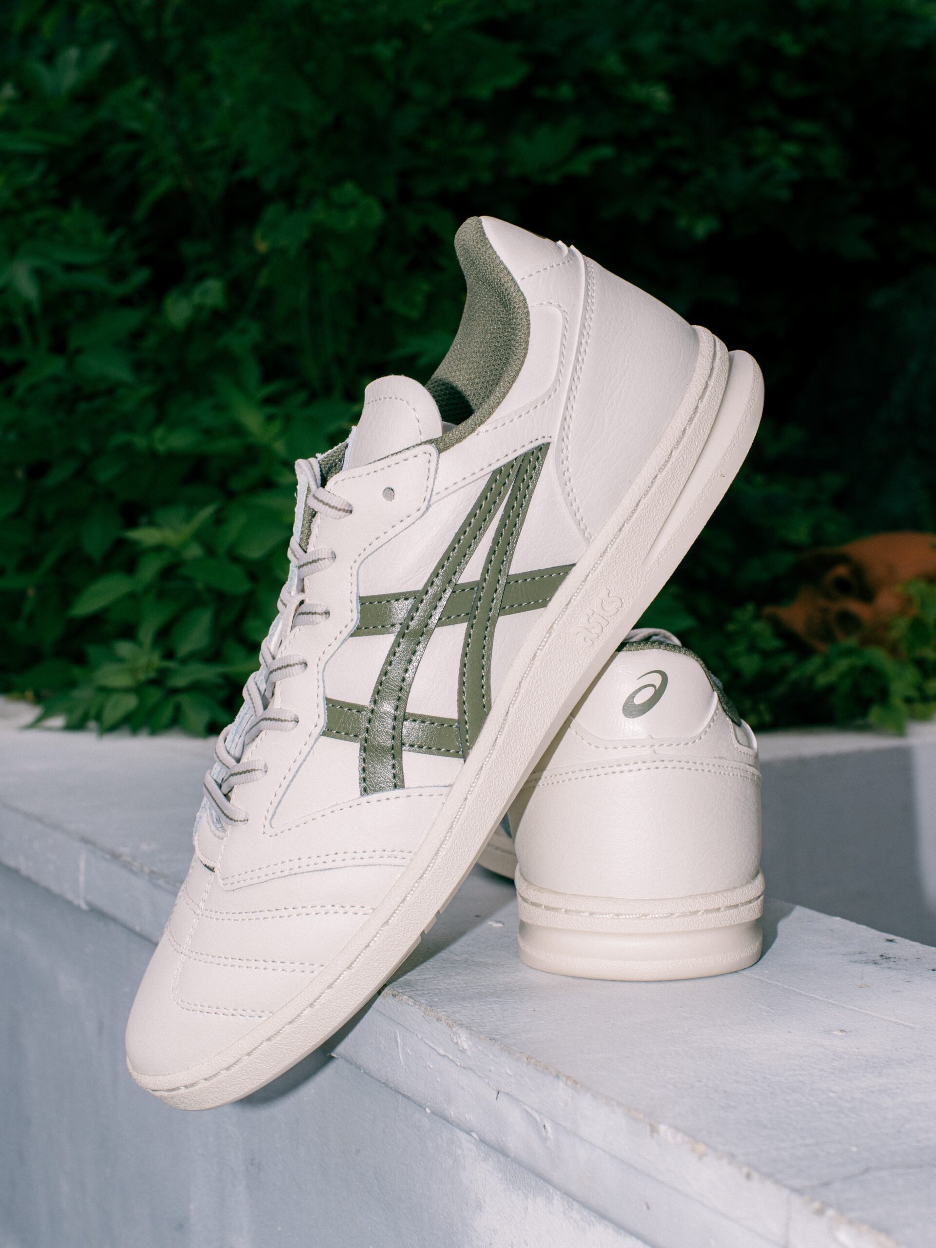 @asics_skateboardingLEGGEREZZA FB（BIRCH/LODEN GREEN）asics skateboardingの人気モデル「LEGGEREZZA FB」に、ニューカラー BIRCH/LODEN GREENが本日より発売スタート。オフホワイトのレザーアッパーに、深みのあるオリーブグリーンのアシックスストライプが効いた、春夏にぴったりな爽やかなカラーリング。つま先のステッチとアッパーは1989年のサッカースパイク「INJECTOR Arezzo I」から着想を得て、ソールはアシックスのコートシューズの系譜をアップデート。インソールは内外に配置された異形状ホールで衝撃を効果的に分散し、着地時の安定感をサポートしています。#asics #asicsskateboarding #leggerezzafb #instantskateshop #instantskateboards