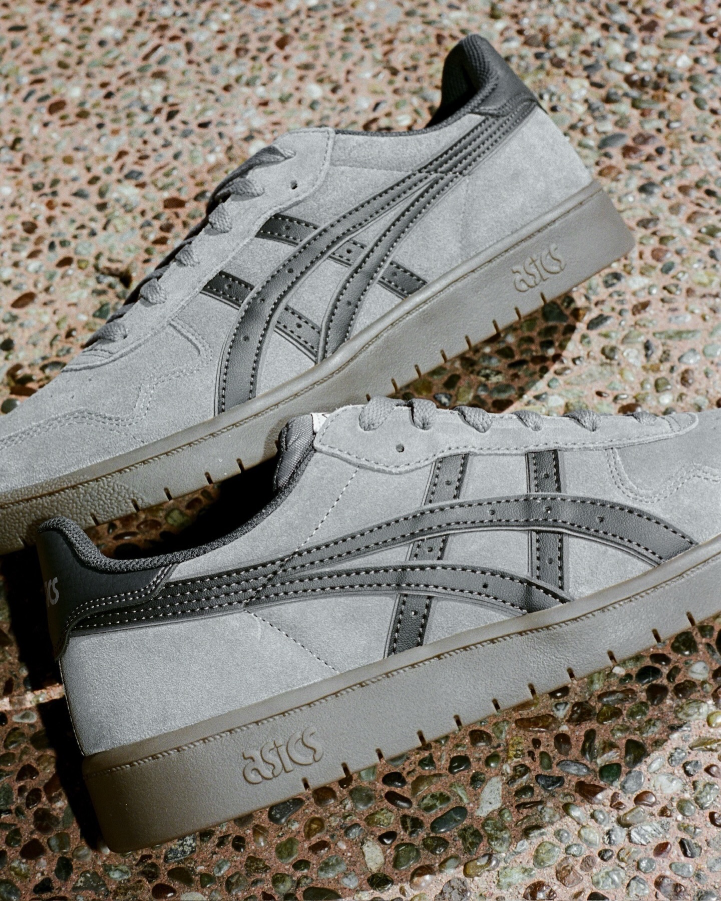 @asics_skateboarding JAPAN PRO（CARBON/GRAPHITE GREY）asics skateboardingの人気モデル「JAPAN PRO」に、ニューカラー CARBON/GRAPHITE GREYが登場。グレースエードのアッパーに、トーンを落としたダークグレーのアシックスストライプを重ねた、シックで大人っぽいワントーンカラーリング。中敷きはスケートボードの動作分析から内外異硬度設計を採用し、内重心を促すことでボード上の安定感を高めています。つま先・踵の3本ステッチで耐久性もアップ。事前予約受付中発売：7/24（金）#asics #asicsskateboarding #japanpro #instantskateshop #instantskateboards