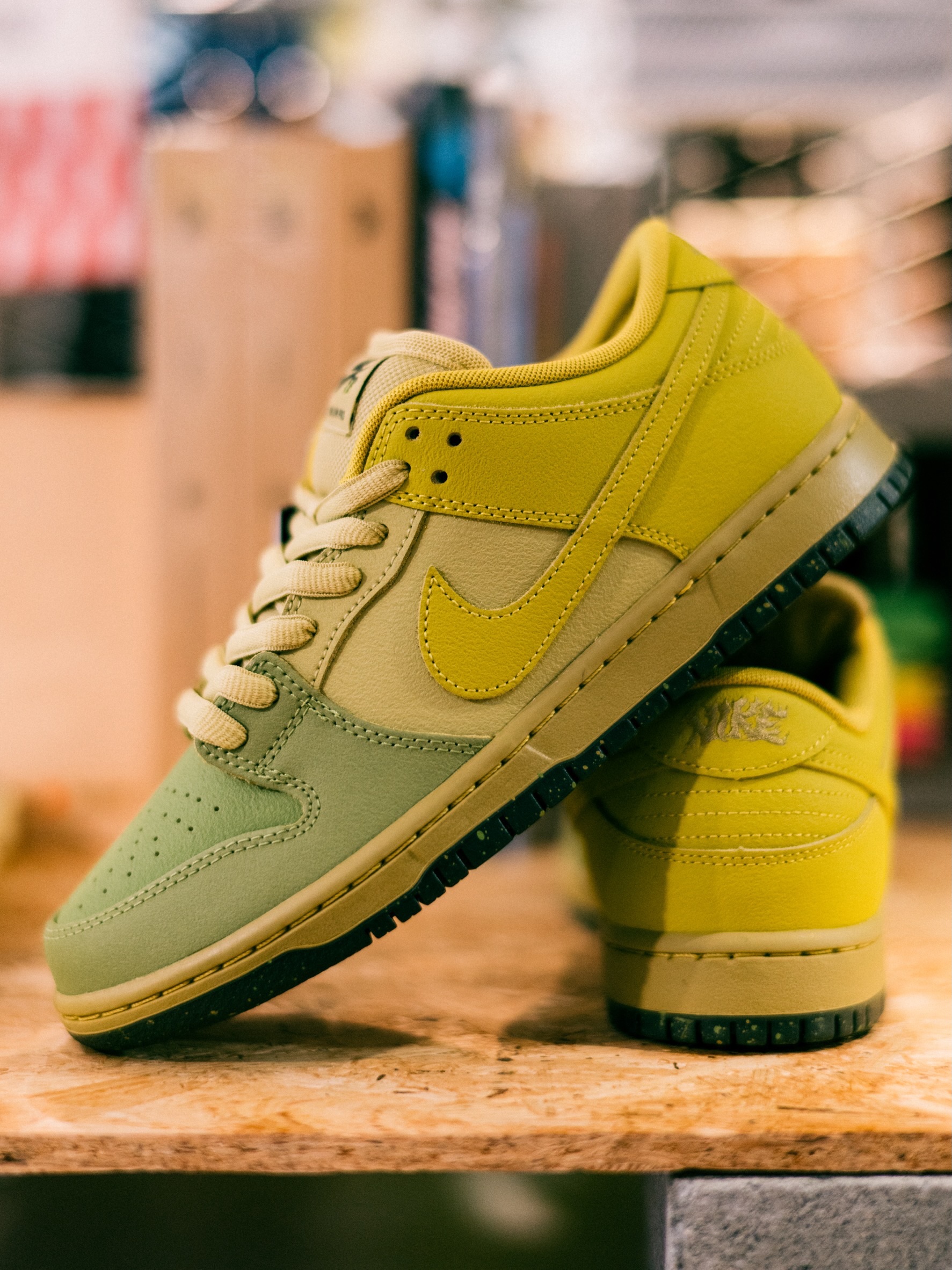 8月1日(土)発売Nike SB Dunk Low Pro “Saffron Quartz”Nike SB Dunk Low Proに、この夏最もスパイシーな一足が登場。香辛料サフランから名づけられたサフランクォーツは、黄金色とオレンジを混ぜ合わせたような深みのある黄色。グリーンのトゥボックスからゴールド、サフランクォーツへとグラデーションするレザーアッパーは、真夏のバザールに積み上げられたスパイスの山を想起させる鮮烈なカラーパレット。タンの裏に潜むハラペーニョの隠しグラフィック、炎に包まれた口元のグラフィックが躍るインソール、そして燃えるようなヒールロゴが、灼熱の季節にさらなる熱を加えています。知る人だけが気づく隠しディテールに、Nike SBのユーモアと遊び心が凝縮された一足です。_____________________販売方法に関してはプロフィールリンク先のブログをご確認下さい。※浦安ストアでの販売はございません。※販売足数、入荷サイズ、発売前のご予約など販売に関する事前お問い合わせはご遠慮下さい。※no overseas shipment.@nikesb@nikesbdojo#nikesb#instantskateshop#instantskateboards