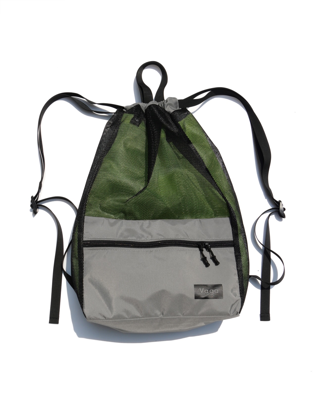 @vaga_sb VAGA / Mesh SackColor:Gray/Neon GreenOlive/SmokeBlack/Neon OrangeMesh Sackは、適度な厚さのナイロンとハリのあるラッセルメッシュのコンビネーションで、しっかりとした収納力を備えながらもライトに使える、ナップサックタイプのバッグです。スナップボタンで間口を切り替えて、メッシュの荷室とナイロンの荷室を使い分けることができます。通気性が望ましいものはメッシュの荷室に。露出を避けたいものはナイロンの荷室に。もちろん、それぞれを同時に使って分別収納することもできます。#vaga #vagasb #vaga_sb #vagaskateboardbag#instantskateshop