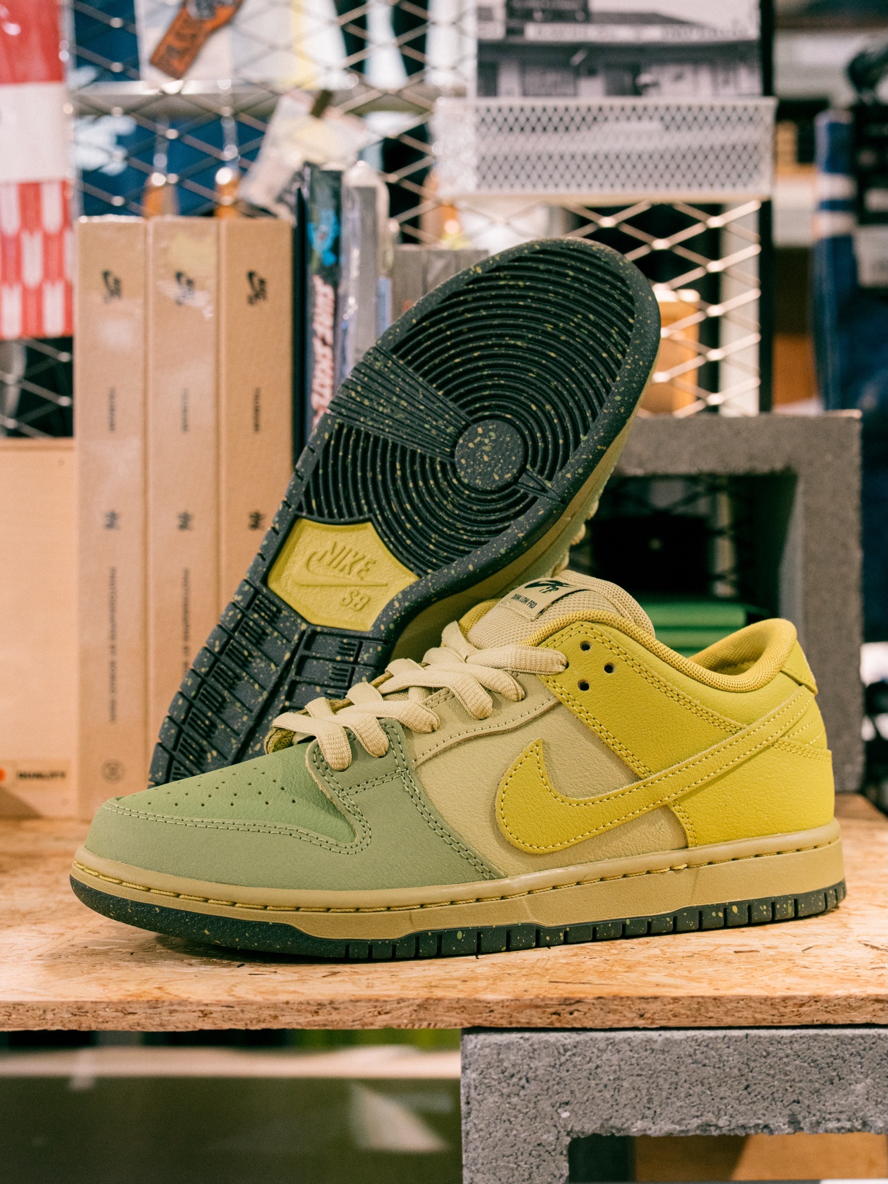 @nikesbNike SB Dunk Low Pro “Saffron Quartz”Nike SB Dunk Low Proに、この夏最もスパイシーな一足が発売。香辛料サフランから名づけられたサフランクォーツは、黄金色とオレンジを混ぜ合わせたような深みのある黄色。グリーンのトゥボックスからゴールド、サフランクォーツへとグラデーションするレザーアッパーは、真夏のバザールに積み上げられたスパイスの山を想起させる鮮烈なカラーパレット。タンの裏に潜むハラペーニョの隠しグラフィック、炎に包まれた口元のグラフィックが躍るインソール、そして燃えるようなヒールロゴが、灼熱の季節にさらなる熱を加えています。知る人だけが気づく隠しディテールに、Nike SBのユーモアと遊び心が凝縮された一足です。_____________________※本日よりオンラインストアとな店舗にて一般販売も開始いたします。@nikesb@nikesbdojo#nikesb#instantskateshop#instantskateboards