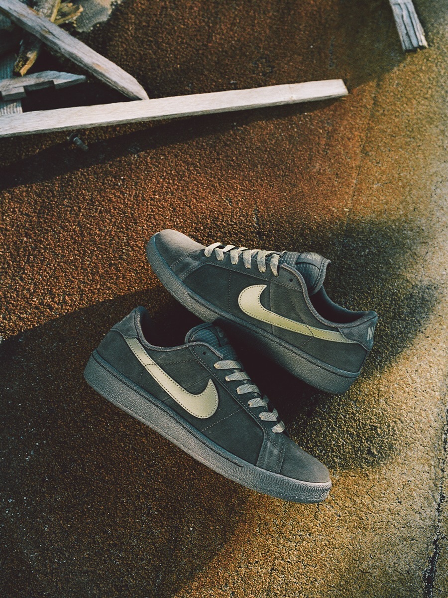 8月11日(火)発売Nike SB Tennis Classic "Deep Pewter/Midium Olive"1975年に「Wimbledon」としてデビューし、後に「Tennis Classic」として生まれ変わったこのシルエットは、シンプルなアッパーとカップソール構造で長年愛され続けてきた一足。Nike SBはそのDNAを継承しつつ、スケートボーディングに最適化したアップデートを加え、スケートシューズとして新たに解釈。マットで渋みのあるカラーリングが、シンプルで普遍的なシルエットをより一層引き立てています。____________________販売方法に関してはプロフィールリンク先のブログをご確認下さい。※浦安ストアでの販売はございません。※販売足数、入荷サイズ、発売前のご予約など販売に関する事前お問い合わせはご遠慮下さい。※no overseas shipment.@nikesb@nikesbdojo#nikesb#TennisClassic#instantskateshop#instantskateboards