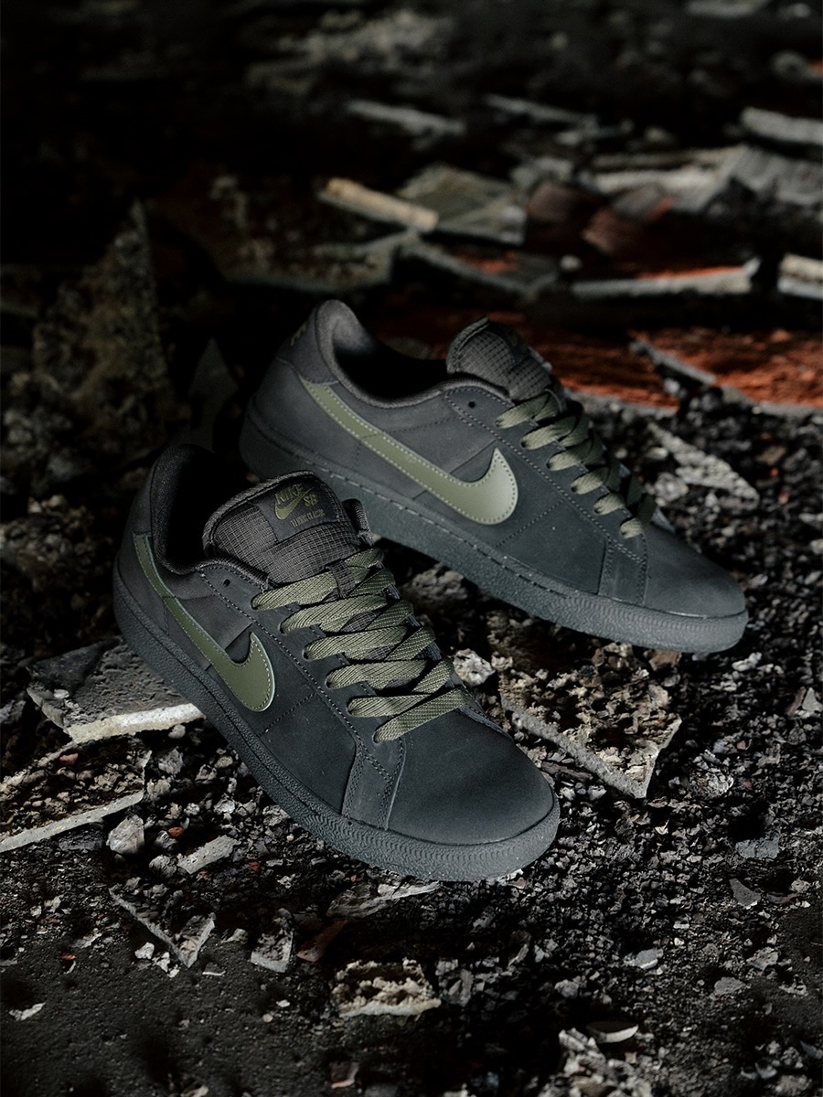 8月11日(火)発売Nike SB Tennis Classic "Deep Pewter/Midium Olive"1975年に「Wimbledon」としてデビューし、後に「Tennis Classic」として生まれ変わったこのシルエットは、シンプルなアッパーとカップソール構造で長年愛され続けてきた一足。Nike SBはそのDNAを継承しつつ、スケートボーディングに最適化したアップデートを加え、スケートシューズとして新たに解釈。マットで渋みのあるカラーリングが、シンプルで普遍的なシルエットをより一層引き立てています。____________________販売方法に関してはプロフィールリンク先のブログをご確認下さい。※浦安ストアでの販売はございません。※販売足数、入荷サイズ、発売前のご予約など販売に関する事前お問い合わせはご遠慮下さい。※no overseas shipment.@nikesb@nikesbdojo#nikesb#TennisClassic#instantskateshop#instantskateboards