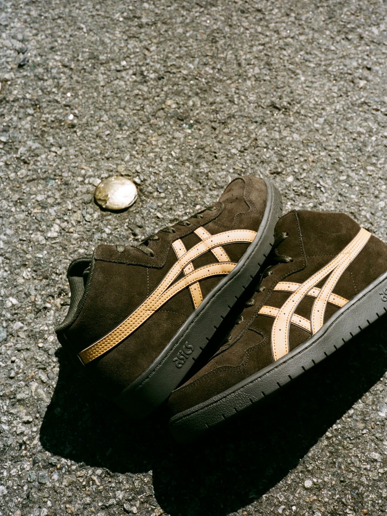 @asics_skateboardingJAPAN PRO MT（BLACK COFFEE/WOOD THRUSH）JAPAN PROをベースに、ミッドカット仕様へと進化した「JAPAN PRO MT」の新色。くるぶし周りのホールド感を高めながらも、足首の可動域をしっかり確保した絶妙な設計が魅力です。アグレッシブなライディングにも対応するタフな構造で、スケートを力強くサポートします。ブラックコーヒーのアッパーに、ウッドスラッシュのアシックスストライプが映える、シックで落ち着いた配色の一足です。事前予約受付中発売：8/21（金）#asics #asicsskateboarding #japanpromt #instantskateshop #instantskateboards