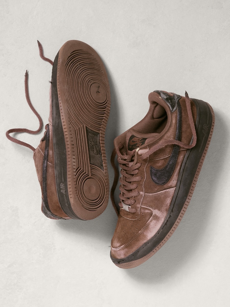 8月29日(土)発売Nike SB Air Force 1 Low “Light Chocolate”Nikeを代表するクラシック「Air Force 1」をスケートシューズとしてアップデートしたNike SB AF1から、新たなカラーが登場。今春、ニューヨークからフロリダまでI-95沿いの7都市を、そして今夏には初のアジアツアーとして日本国内3都市から中国・韓国まで全6箇所を巡ったAF1「Creased Tour」。ツアー中にも目撃されていたLight Chocolateがまもなく発売。ライトチョコレートのスエードが全体を包み、ブラックのスウッシュとヒールのNike SBロゴが静かなコントラストを生み出す。「SB-1」刻印のレースデュブレが、AF1の不変のフォルムにスケートボードのDNAを宿した、履き込むほどにスエードが表情を変える一足。__________________________販売方法に関してはプロフィールリンク先のブログをご確認下さい。※浦安ストアでの販売はございません。※販売足数、入荷サイズ、発売前のご予約など販売に関する事前お問い合わせはご遠慮下さい。※no overseas shipment.@nikesb@nikesbdojo#nikesb#AF1#CreasedTour#instantskateshop#instantskateboards