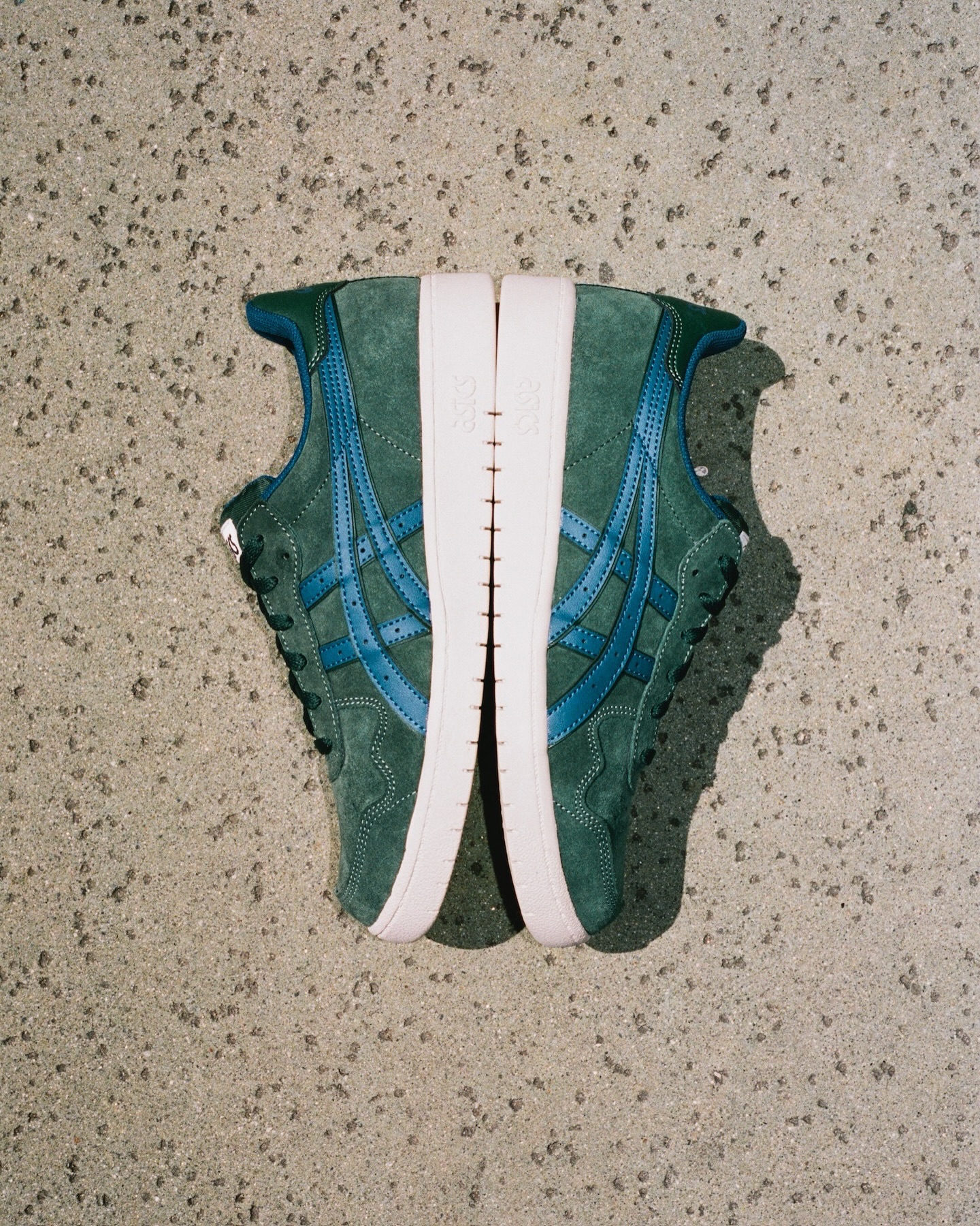 @asics_skateboarding JAPAN PRO（FOREST NIGHT/MAKO BLUE）asics skateboardingの人気モデル「JAPAN PRO」に、ニューカラー FOREST NIGHT/MAKO BLUEが登場。深みのあるフォレストナイトのアッパーに、マコブルーのアシックスストライプを重ねた、爽やかさと落ち着きを両立したカラーリング。中敷きはスケートボードの動作分析から内外異硬度設計を採用し、内重心を促すことでボード上の安定感を高めています。つま先・踵の3本ステッチで耐久性もアップ。事前予約受付中発売：8/21（金）#asics #asicsskateboarding #japanpro #instantskateshop #instantskateboards