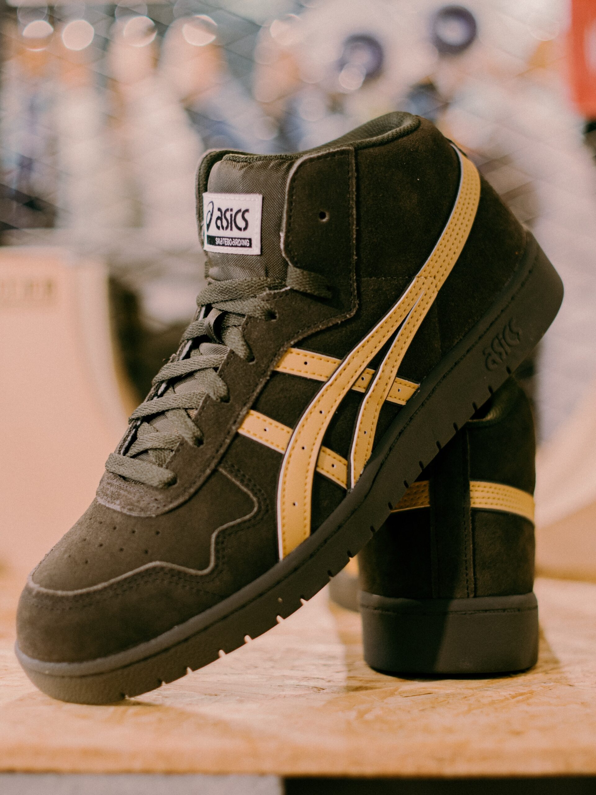 @asics_skateboardingJAPAN PRO MT（BLACK COFFEE/WOOD THRUSH）JAPAN PROをベースに、ミッドカット仕様へと進化した「JAPAN PRO MT」の新色。くるぶし周りのホールド感を高めながらも、足首の可動域をしっかり確保した絶妙な設計が魅力です。アグレッシブなライディングにも対応するタフな構造で、スケートを力強くサポートします。ブラックコーヒーのアッパーに、ウッドスラッシュのアシックスストライプが映える、シックで落ち着いた配色の一足。#asics #asicsskateboarding #japanpromt #instantskateshop #instantskateboardshop