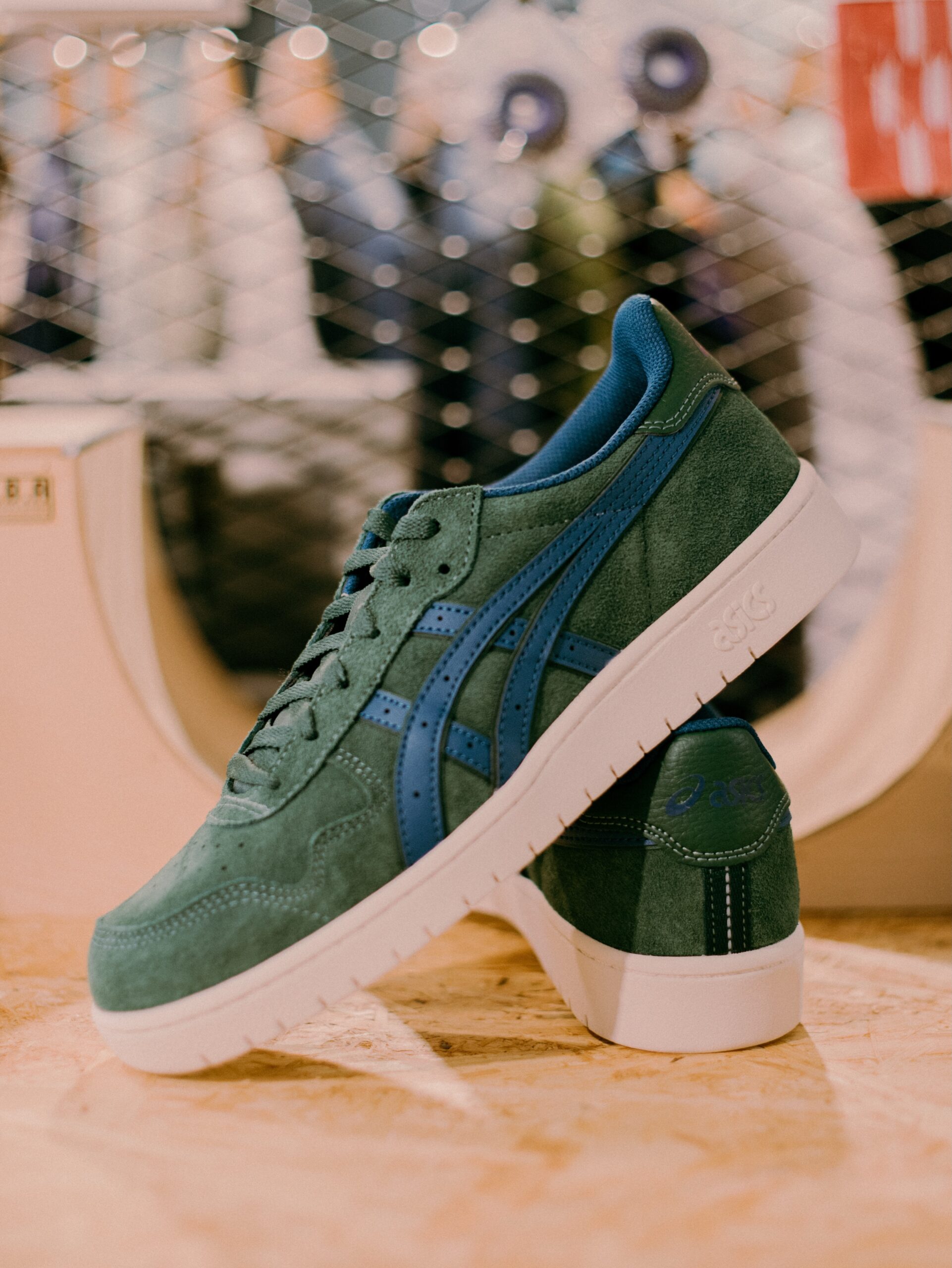 @asics_skateboarding JAPAN PRO（FOREST NIGHT/MAKO BLUE）asics skateboardingの人気モデル「JAPAN PRO」に、ニューカラー FOREST NIGHT/MAKO BLUEが登場。深みのあるフォレストナイトのアッパーに、マコブルーのアシックスストライプを重ねた、爽やかさと落ち着きを両立したカラーリング。中敷きはスケートボードの動作分析から内外異硬度設計を採用し、内重心を促すことでボード上の安定感を高めています。つま先・踵の3本ステッチで耐久性もアップ。#asics #asicsskateboarding #japanpro #instantskateshop #instantskateboards