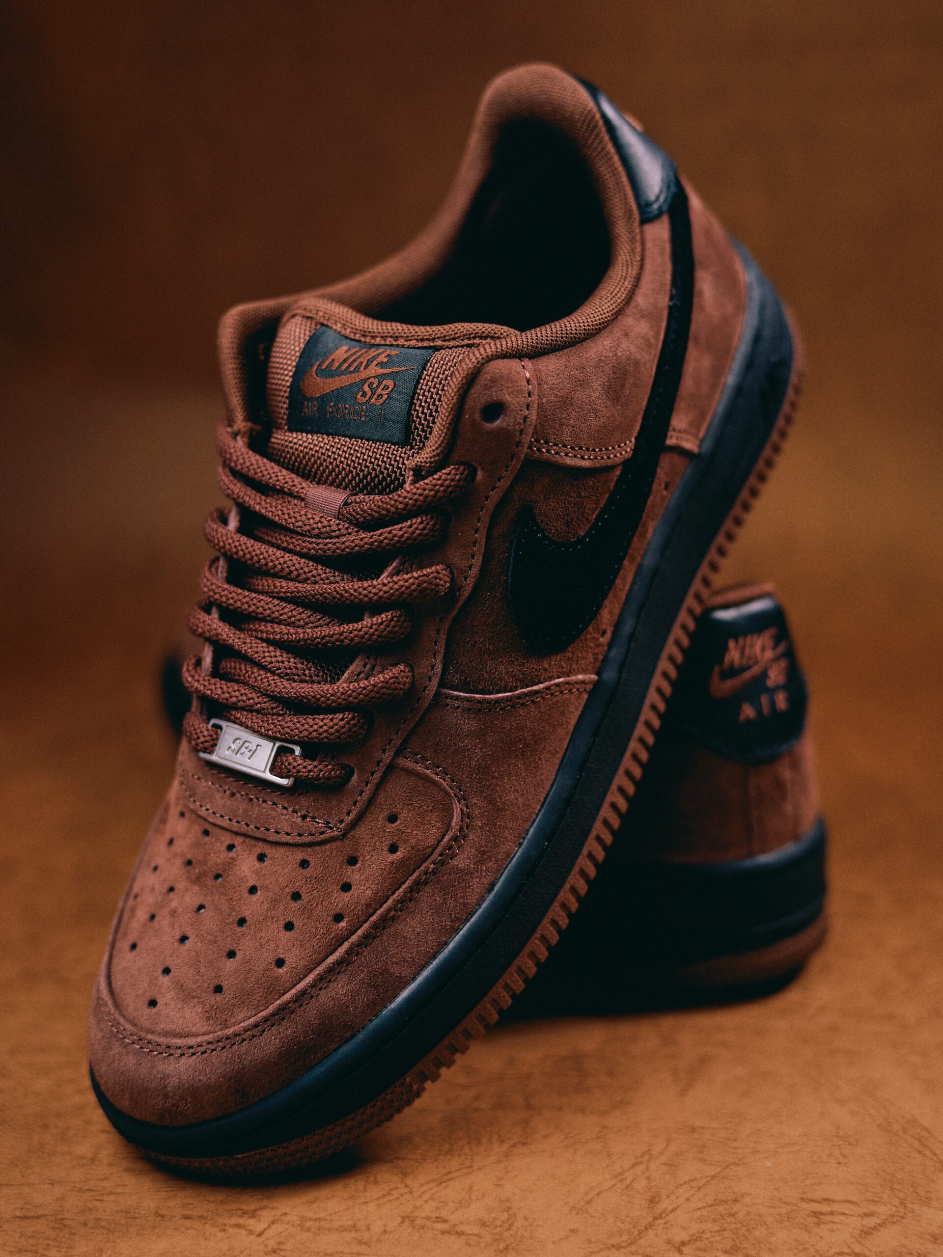 @nikesbNike SB Air Force 1 Low “Light Chocolate”Nikeを代表するクラシック「Air Force 1」をスケートシューズとしてアップデートしたNike SB AF1から、新たなカラーが登場。今春、ニューヨークからフロリダまでI-95沿いの7都市を、そして今夏には初のアジアツアーとして日本国内3都市から中国・韓国まで全6箇所を巡ったAF1「Creased Tour」。ツアー中にも目撃されていたLight Chocolateが発売。ライトチョコレートのスエードが全体を包み、ブラックのスウッシュとヒールのNike SBロゴが静かなコントラストを生み出す。「SB-1」刻印のレースデュブレが、AF1の不変のフォルムにスケートボードのDNAを宿した、履き込むほどにスエードが表情を変える一足。__________________________※事前抽選は終了しております。@nikesb@nikesbdojo#nikesb#AF1#CreasedTour#instantskateshop#instantskateboards