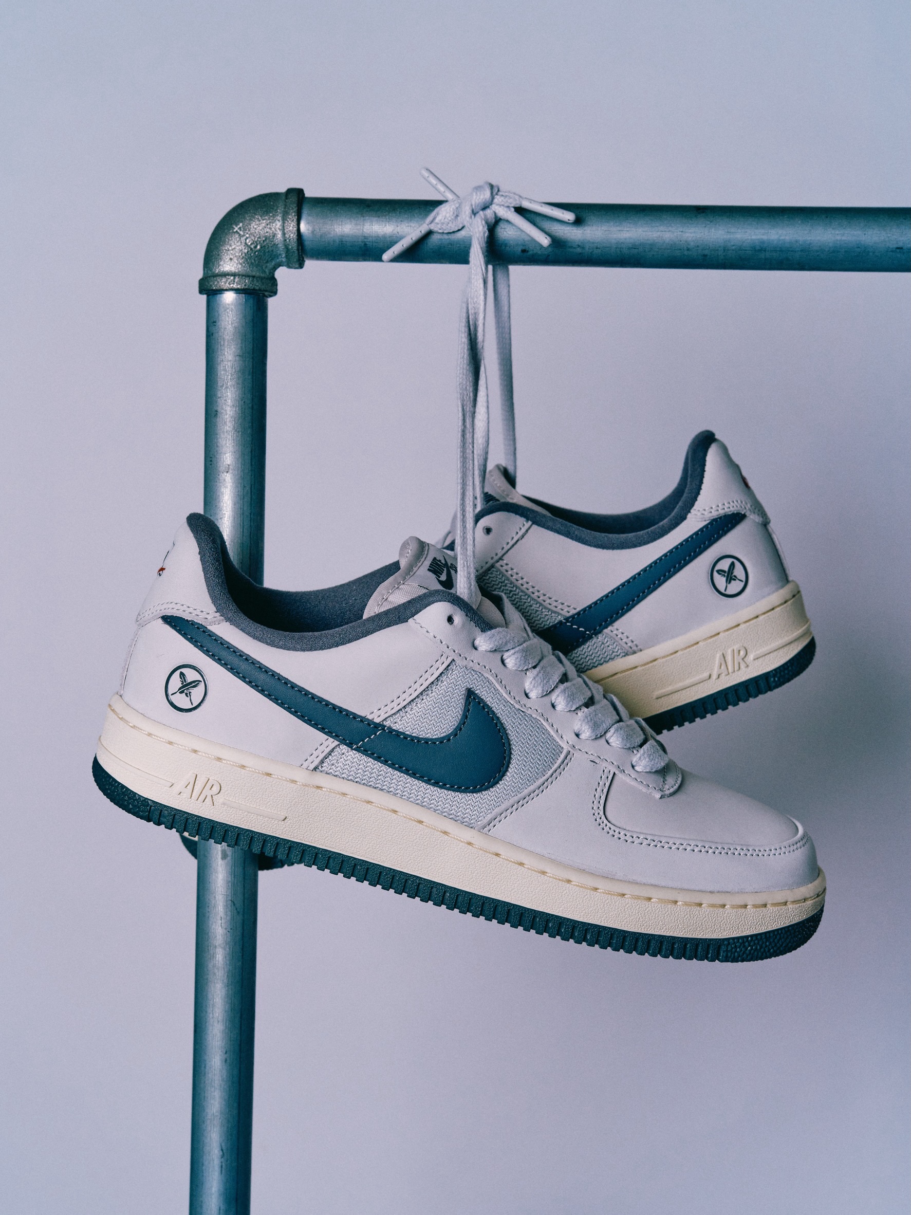 9月12日(土)発売Yuto Horigome x Nike SB Air Force 1 Low2023年のSB Dunk Low初作、2025年の"Matcha"と続いたYuto HorigomeのNike SBコラボが、ついにAir Force 1 で新たな章を刻みます。Nike SB仕様AF1として初のコラボリリースとなる歴史的な一足。1982年のオリジナルAir Force 1にインスパイアされたホワイト×アイアングレーのカラーパレット。レザー＆メッシュのアッパーにヴィンテージ感を宿したミッドソールが、初代AF1へのリスペクトを体現しています。ヒールに刻まれた堀米家の家紋をモチーフにした「クロスフェザー」ロゴ、ミッドソールの「YUTO」スタンプ、タンとヒールタブのコブランディングが、Dunk Lowから続く堀米雄斗のNike SBにおける確かな軌跡を証明する一足です。______________________販売方法に関してはプロフィールリンク先のブログをご確認下さい。※浦安ストアでの販売はございません。※販売足数、入荷サイズ、発売前のご予約など販売に関する事前お問い合わせはご遠慮下さい。※no overseas shipment.@nikesb@nikesbdojo@yutohorigome#YutoHorigome#堀米雄斗#AF1#instantskateshop#instantskateboards