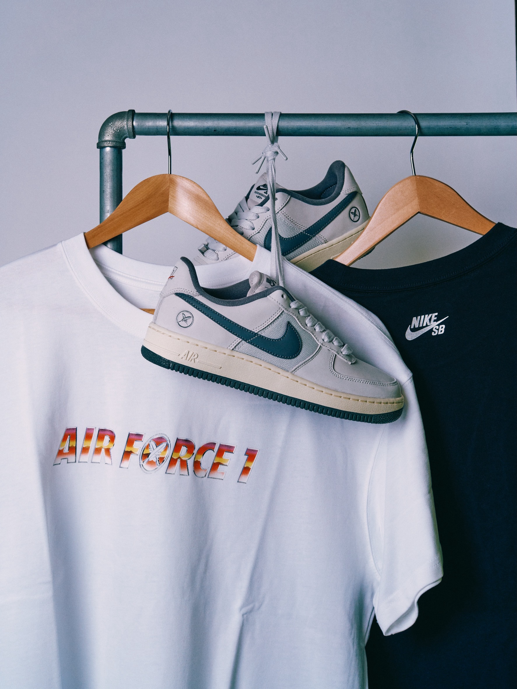 9月12日(土)発売Nike SB Tee Lse YUTO 1AF1コラボに合わせ、Yuto HorigomeのシグネチャーアパレルがNike SBから登場。ヘビーウェイトコットンで仕立てられたボディに、堀米家の家紋をモチーフにした「クロスフェザー」グラフィックをフロントにフィーチャー。Nike SBとYuto Horigomeのロゴを配置したこのTシャツは、AF1同様に堀米雄斗のアイデンティティが宿る一着です。ホワイト・ブラックの2色展開。_________________________販売方法に関してはプロフィールリンク先のブログをご確認下さい。※浦安ストアでの販売はございません。※販売足数、入荷サイズ、発売前のご予約など販売に関する事前お問い合わせはご遠慮下さい。※no overseas shipment.@nikesb@nikesbdojo@yutohorigome#YutoHorigome#堀米雄斗#AF1#instantskateshop#instantskateboards