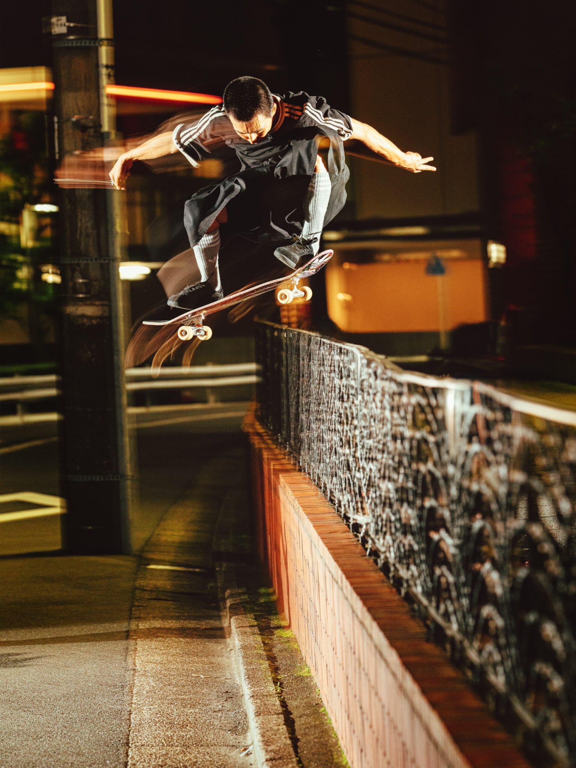 @adidasskateboarding ADIDAS SKATEBOARDING “SAMBA ADV JP”／HQ5680ADIDAS SKATEBOARDINGから、日本限定モデル「SAMBA ADV JP」が登場！ADIDASを代表するクラシックモデル「SAMBA」を、スケートボーディング仕様にアップデートした「SAMBA ADV」をベースに、東京の夜のストリートからインスピレーションを受けたスペシャルモデル。全体をブラックで統一したカラーリングに、ブラックのポニーヘアをアッパーに採用。スリーストライプス、Tトゥ、ヒールタブにはブラックスエードを組み合わせることで、オールブラックながら異なる素材による質感のコントラストを楽しめる仕上がりになっています。シュータンのロゴとインソールには江戸紫をイメージしたパープルを取り入れ、さらに「東京」の文字が入ったハングタグが付属。ADIDAS SKATEBOARDINGチームライダー・吉岡賢人を起用したキービジュアルと共に登場。東京の夜の街を舞台に、SAMBA ADV JPの持つストリートの世界観を表現しています。【発売日】9月19日(土)Online Store(AM0:00~)@adidasskateboarding @japanese_super_rat #adidasskateboarding#instantskateshop#instantskateboards