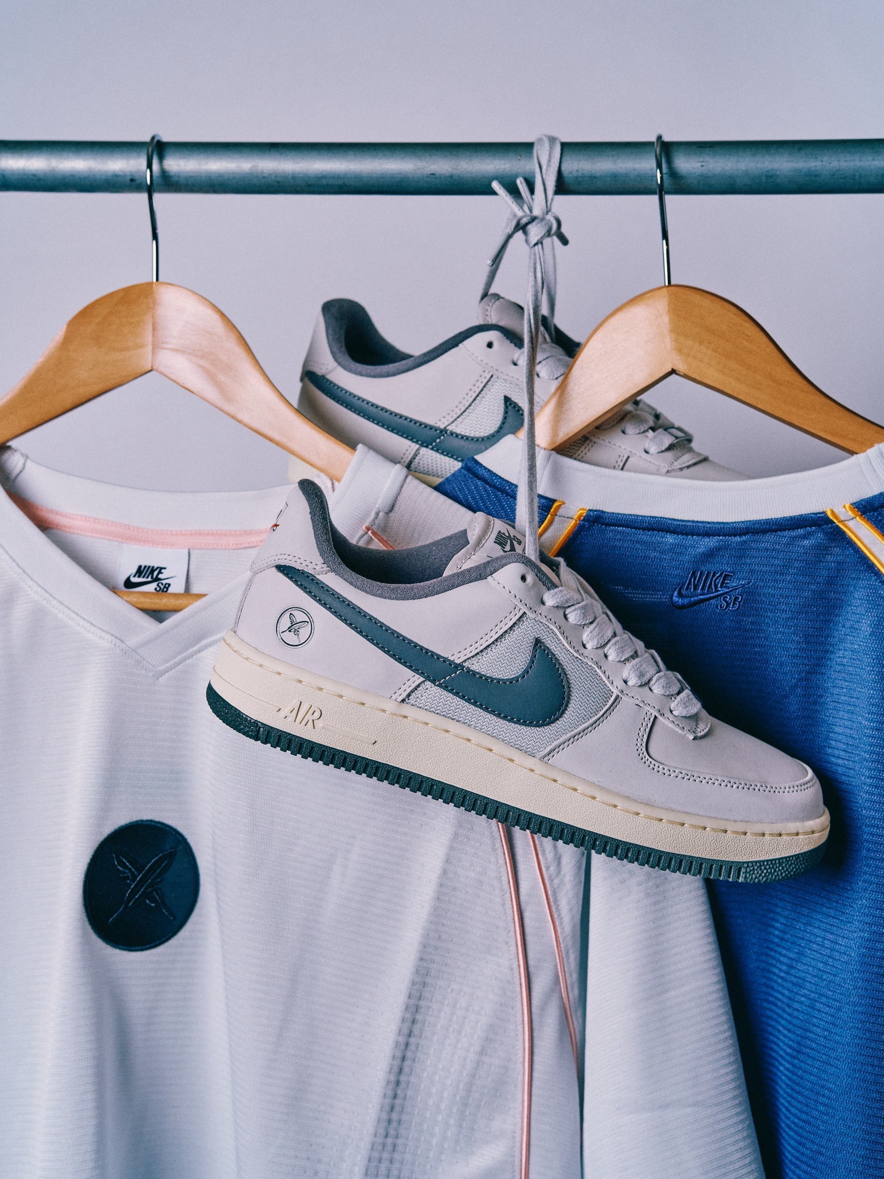 9月12日(土)発売Nike SB YUTO SS JSYAF1コラボに合わせ、Yuto HorigomeのシグネチャージャージがNike SBから登場。Dri-FIT素材のショートスリーブジャージに、堀米家の家紋をモチーフにした「クロスフェザー」グラフィックと、Nike SBとYuto Horigomeの両ロゴを配置。堀米雄斗のルーツと、Nike SBへの愛が宿る一着です。White / Thunder Blueの2色展開。_________________________販売方法に関してはプロフィールリンク先のブログをご確認下さい。※浦安ストアでの販売はございません。※販売足数、入荷サイズ、発売前のご予約など販売に関する事前お問い合わせはご遠慮下さい。※no overseas shipment.@nikesb@nikesbdojo@yutohorigome#YutoHorigome#堀米雄斗#AF1#instantskateshop#instantskateboards