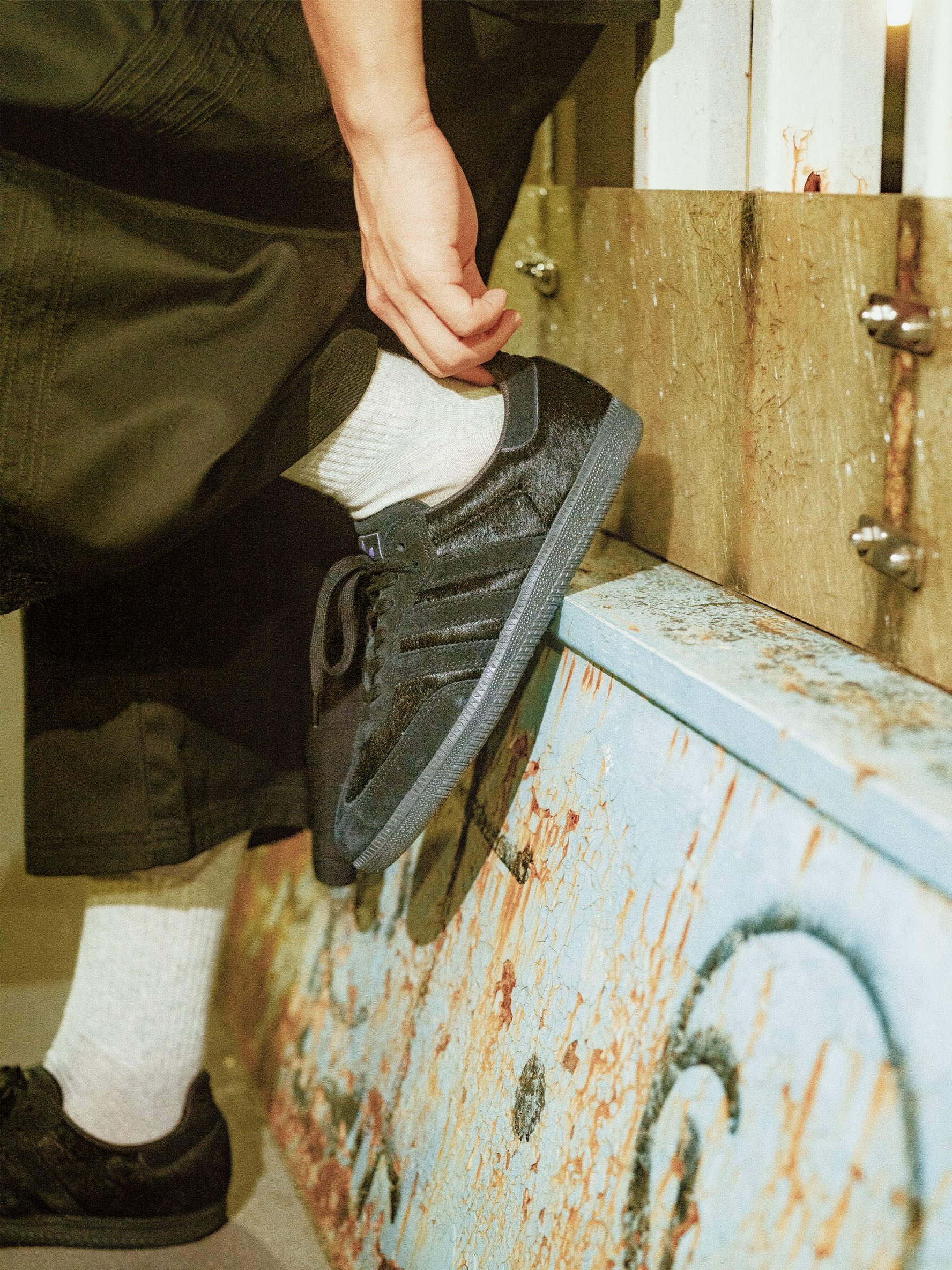 @adidasskateboarding ADIDAS SKATEBOARDING “SAMBA ADV JP”／HQ5680ADIDASのアイコン「SAMBA」を、現代のスケーターのためにアップデートした「SAMBA ADV」。その「SAMBA ADV」をベースに、東京の夜のストリートからインスピレーションを得てデザインされた、日本限定のスペシャルモデル 「SAMBA ADV JP」 が、いよいよ登場。9月19日(土) AM0:00〜INSTANT Online Storeにて、ただいまより販売開始。販売ページへは、プロフィールのリンクからアクセスいただけます。待ち望んでいた方も、気になっていた方も、ぜひこの特別な一足をお見逃しなく。@adidasskateboarding @japanese_super_rat #adidasskateboarding#instantskateshop#instantskateboards