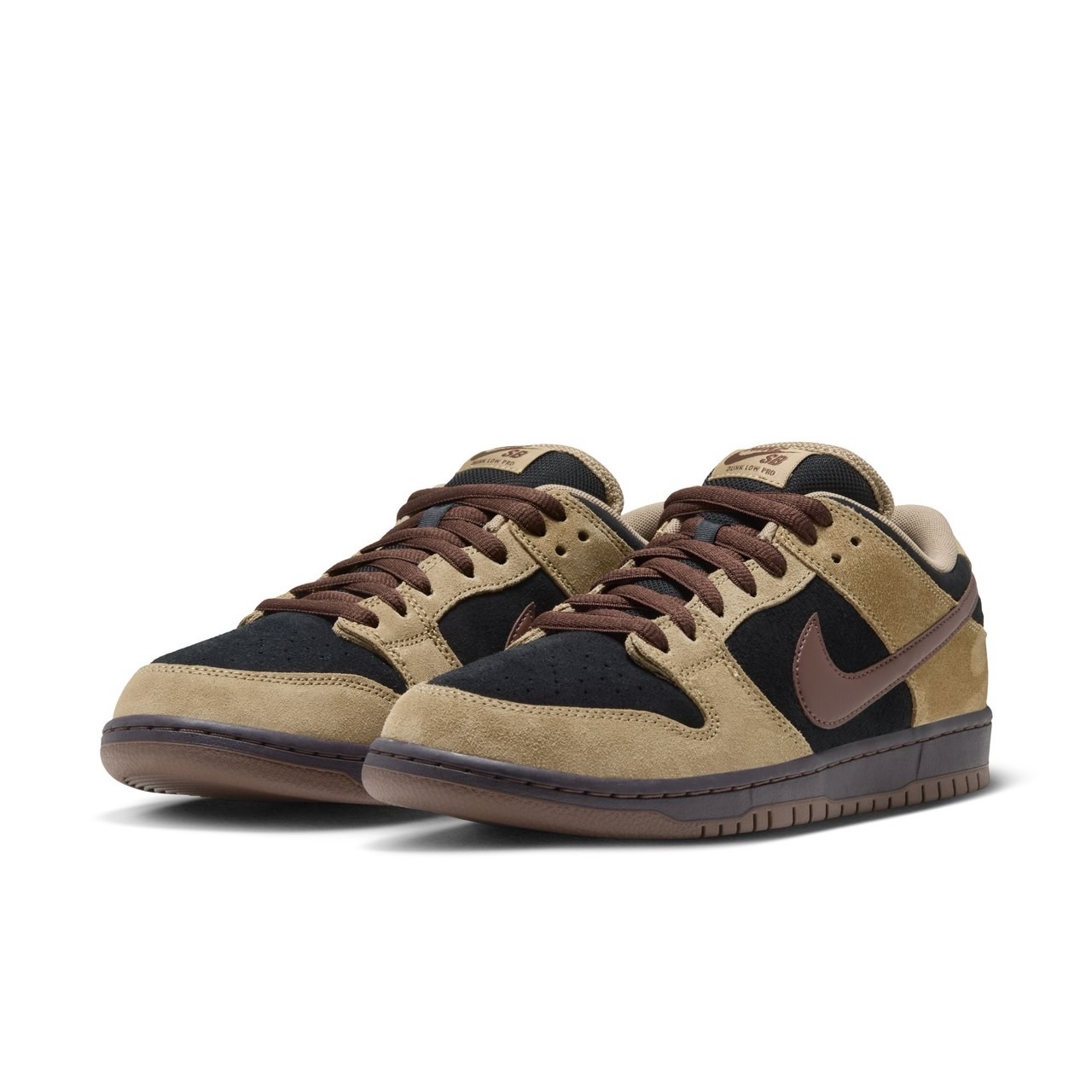10月4日(日)発売Nike SB Dunk Low Pro "Filbert/Light Chocolate"アースカラーが紡ぐ、秋冬のSB Dunkが登場。淡いFilbertのヌバックをベースに、ブラックのスエードとLight Chocolateのブラウンを組み合わせた落ち着きのあるカラーリング。カラーと素材の質感でモデルの奥行きを表現しています。カラーブロッキングにNike SBの名作「Skeletor」の面影を残しながら、アーストーンで静かに再解釈した一足です。__________________________販売方法に関してはプロフィールリンク先のブログをご確認下さい。※販売足数、入荷サイズ、発売前のご予約など販売に関する事前お問い合わせはご遠慮下さい。※no overseas shipment.@nikesb@nikesbdojo#nikesb#instantskateshop#instantskateboards