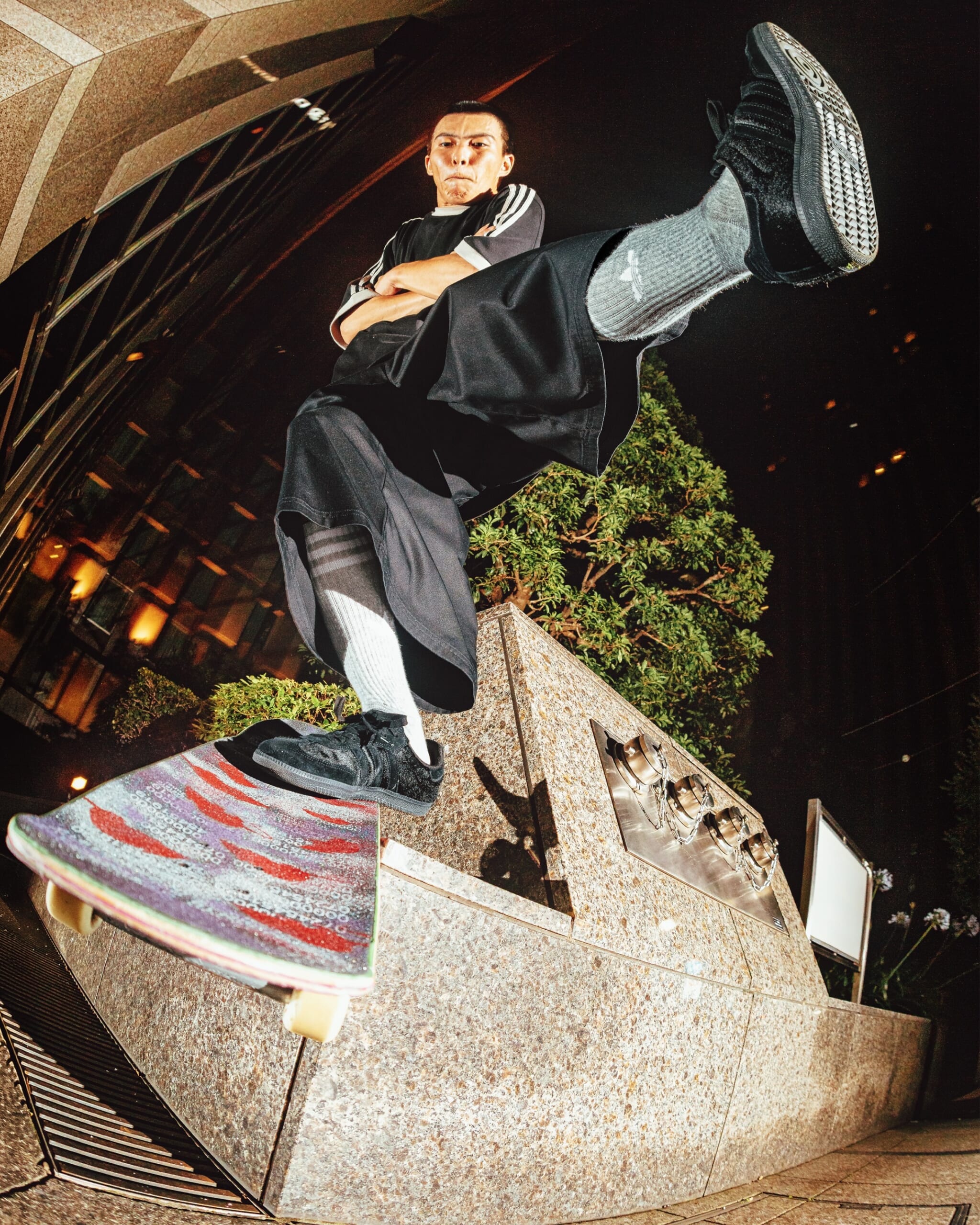 @adidasskateboarding adidas skateboarding /// Samba ADV JPN日本限定モデル「Samba ADV JPN」吉岡賢人を起用したキービジュアルと共に登場。adidasを代表するクラシックモデル「Samba」を、スケートボーディング仕様にアップデートした「Samba ADV」をベースに、東京の夜のストリートからインスピレーションを受けたスペシャルモデル。@adidasskateboarding @japanese_super_rat #adidasskateboarding#instantskateshop#instantskateboards