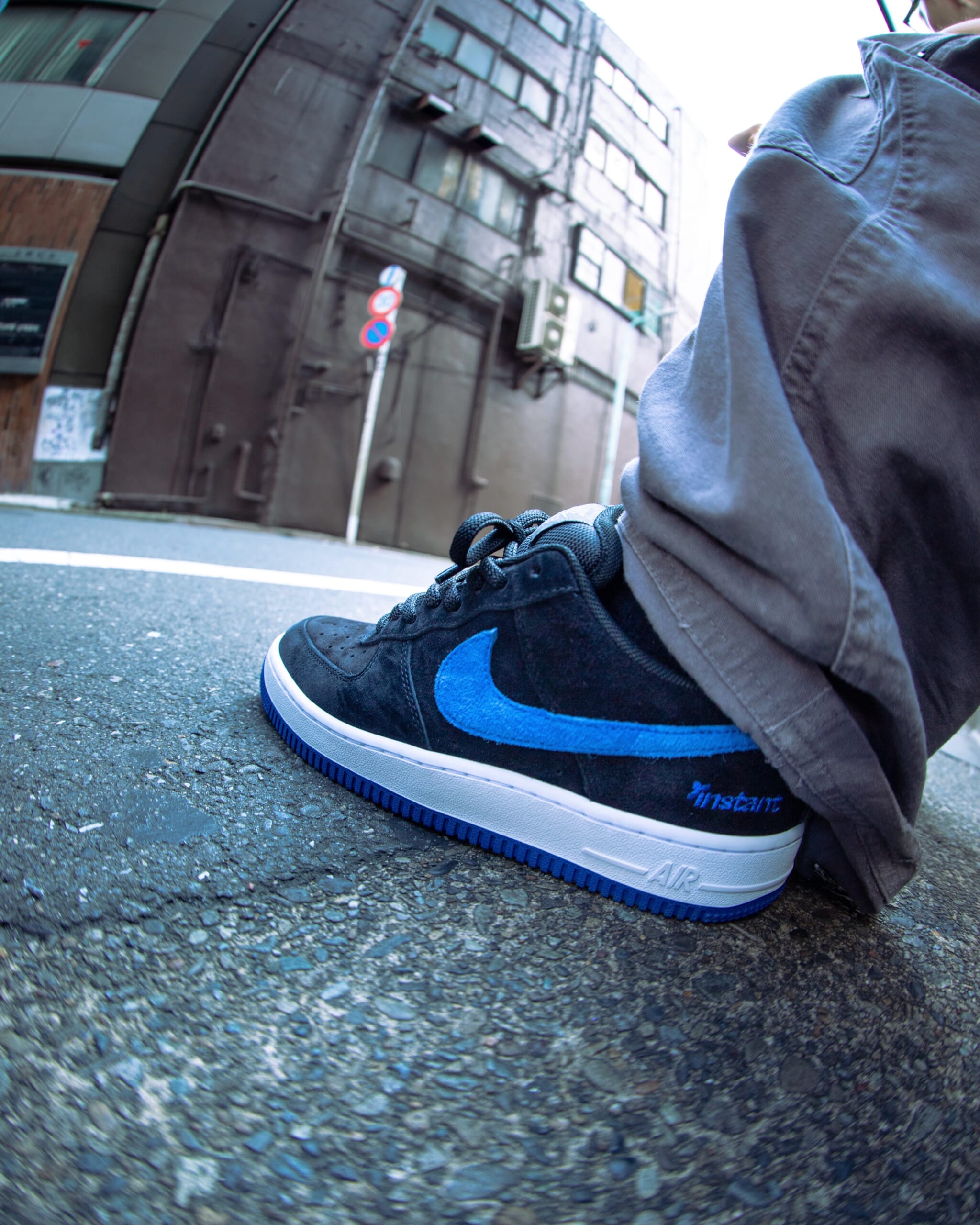 10月9日(金)発売instant x Nike SB AF-1 City Pack TokyoCity Exclusive. Colorway by instant.世界4都市のスケートショップがそれぞれのカラーを手がけるNike SBのAF-1グローバルプロジェクト。東京のカラーはinstantが担当。ブラックスウェードにinstant Royalのアクセント、ヒールにはinstantのロゴを刺繍であしらったCity Exclusiveモデルです。______________________販売方法に関してはプロフィールリンク先のブログをご確認下さい。※浦安ストア・千葉ストア・那覇ストア・木更津ストアでの販売はございません。※販売足数、入荷サイズ、発売前のご予約など販売に関する事前お問い合わせはご遠慮下さい。※no overseas shipment.@nikesb@nikesbdojo#nikesb #af1 #citypack #instantskateboards #instantskateshop