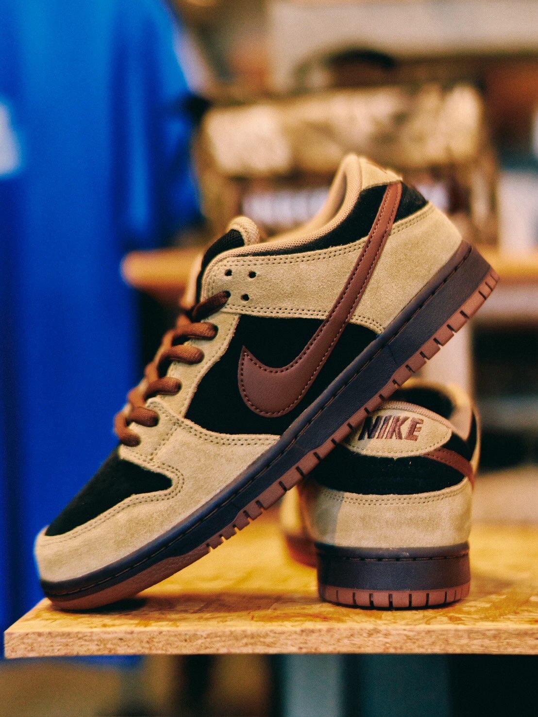 本日発売！Nike SB Dunk Low Pro “Filbert/Light Chocolate”アースカラーが紡ぐ、秋冬のSB Dunkが登場。淡いFilbertのヌバックをベースに、ブラックのスエードとLight Chocolateのブラウンを組み合わせた落ち着きのあるカラーリング。カラーと素材の質感でモデルの奥行きを表現しています。今作は、クラシックなDNAを残しながら、FILBERTとLIGHT CHOCOLATEを中心とした秋冬らしいカラーリングに仕上げた一足です。本日より店舗とオンラインストアにて販売開始いたします。@nikesb @nikesbdojo #nikesb#instantskateshop#instantskateboards