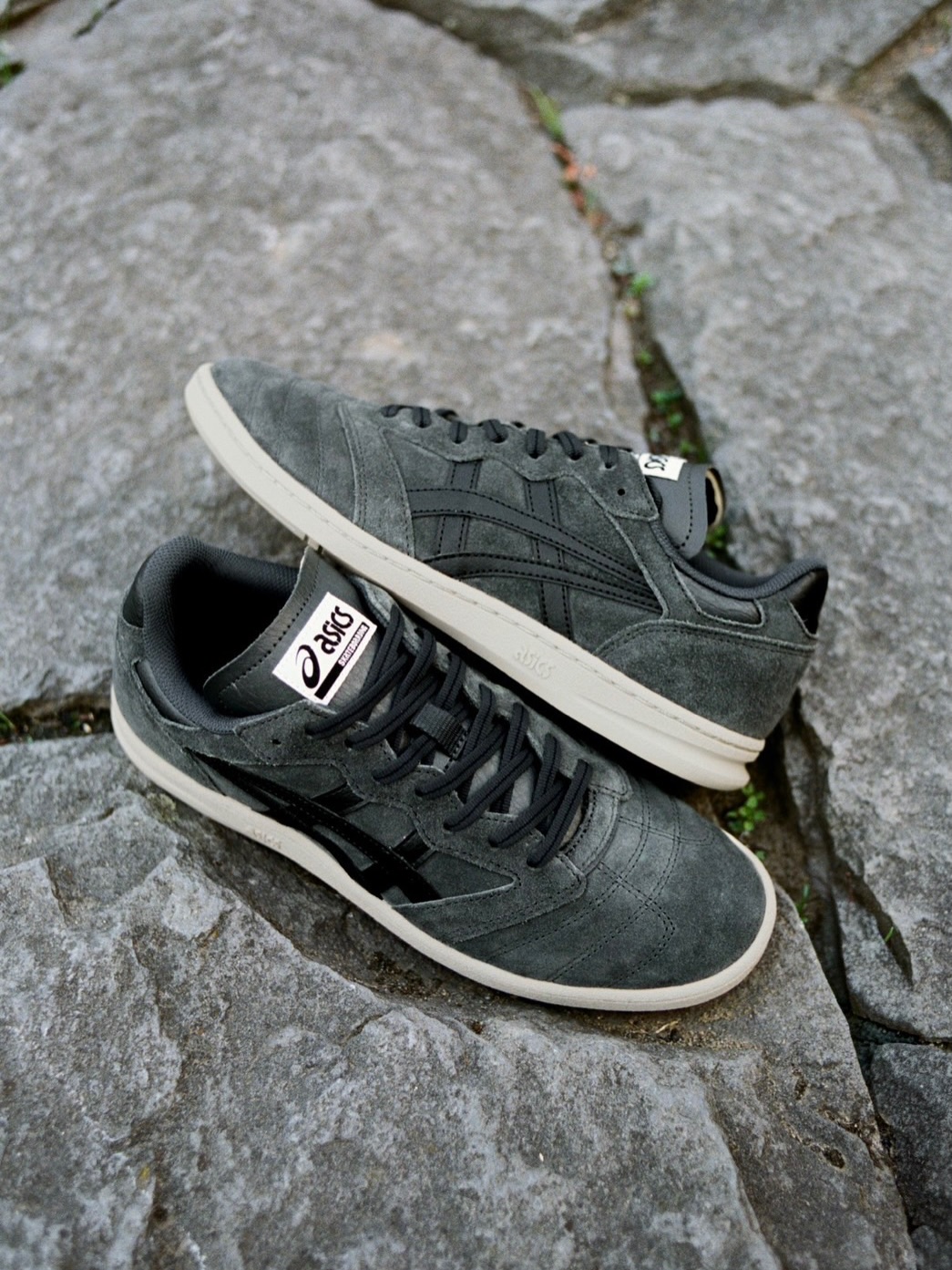 @asics_skateboarding  LEGGEREZZA FB（GRAPHITE GREY/BLACK）asics skateboardingの人気モデル「LEGGEREZZA FB」に、ニューカラー GRAPHITE GREY/BLACKが登場。秋にぴったりの落ち着いたグレーのスエードアッパーを基調に、ブラックのアシックスストライプが全体を引き締めるカラーリング。インナーソールは異サイズホール構造で内側への重心移動と安定性を両立し、着地の衝撃も緩衝。アウターソールは「SKYHAND OG」型で足裏感覚とクッショニングを両立しています。事前予約受付中発売：10/23（金）#asics #asicsskateboarding #leggerezzafb #instantskateshop #instantskateboards