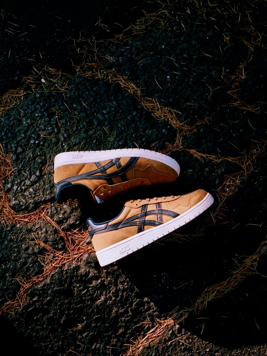 @asics_skateboarding JAPAN PRO（CARAMEL/MIDNIGHT）asics skateboardingの人気モデル「JAPAN PRO」から、ニューカラー「CARAMEL/MIDNIGHT」が登場。これからの季節のコーディネートにも合わせやすい、シックな配色。中敷きにはスケートボードの動作分析をもとにした内外異硬度設計を採用。内側に重心が乗りやすくなり、ボード上での安定感が高まります。さらに、つま先とかかとに3本ステッチを施し、耐久性も向上させています。事前予約受付中発売：10/23（金）#asics #asicsskateboarding #japanpro #instantskateshop #instantskateboards