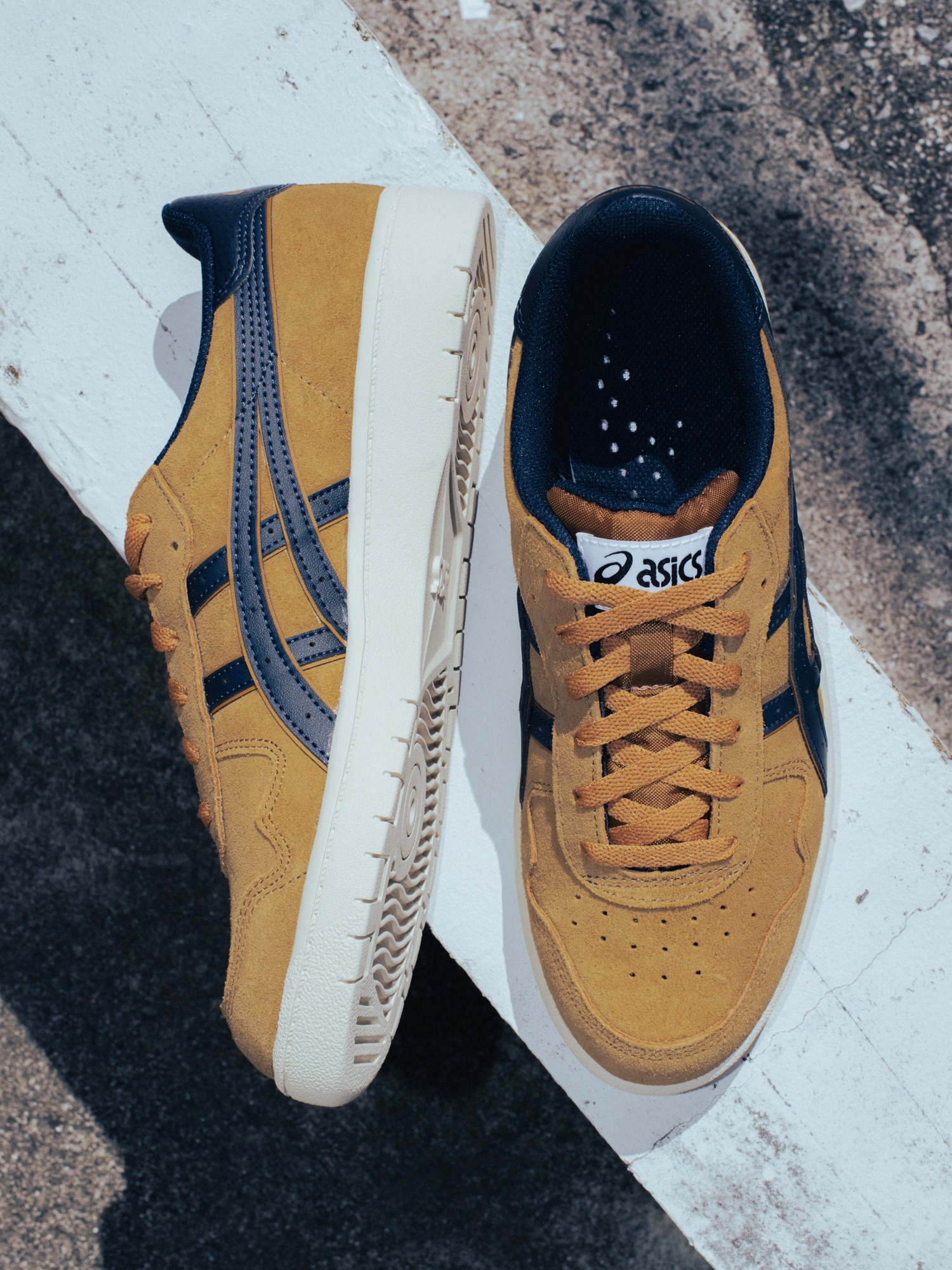 @asics_skateboarding JAPAN PRO（CARAMEL/MIDNIGHT）asics skateboardingの人気モデル「JAPAN PRO」から、ニューカラー「CARAMEL/MIDNIGHT」が登場。これからの季節のコーディネートにも合わせやすい、シックな配色。中敷きにはスケートボードの動作分析をもとにした内外異硬度設計を採用。内側に重心が乗りやすくなり、ボード上での安定感が高まります。さらに、つま先とかかとに3本ステッチを施し、耐久性も向上させています。本日発売スタート @kaisei_yamaguchi #asics #asicsskateboarding #japanpro #instantskateshop #instantskateboards