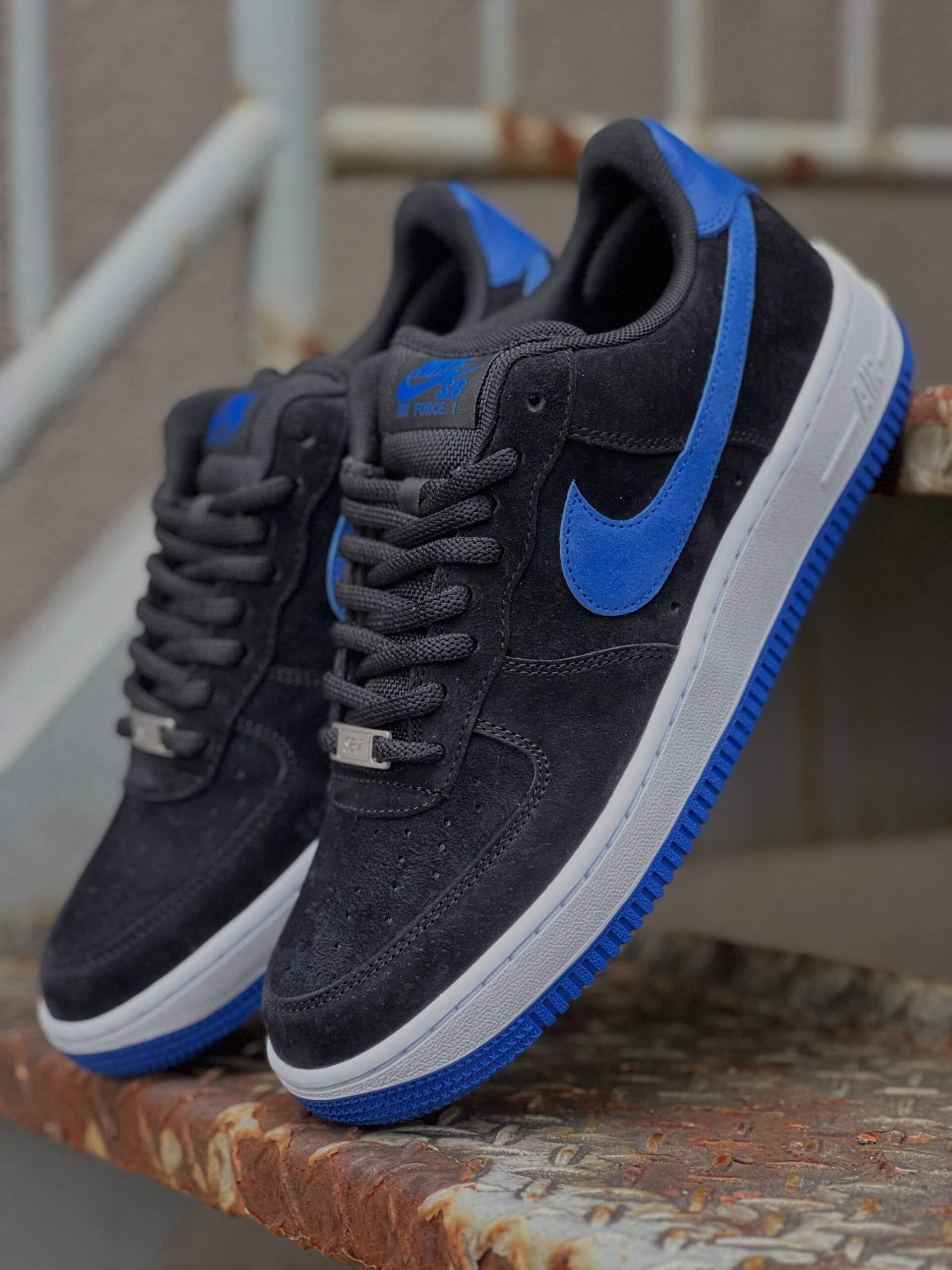 10月31日(土)発売Nike SB AF-1 City PackColorway by instant.世界4都市のスケートショップがそれぞれのカラーを手がけるNike SBのAF-1グローバルプロジェクト。東京のカラーはinstantが担当。City Exclusiveモデルに続く、もうひとつのCity Packが登場します。ブラックスウェードに映えるinstant Royalのアクセント。そのカラーストーリーはそのままに、シンプルでクリーンな一足。先行ロンチしたNike SB Solid Break Polo "AF1" Sailも、2ndドロップとして同時販売いたします。【ご購入の方へ、instantからのギフト】ご購入の方全員に、instant City Pack Setの Shoe Lace / Dubrae / Sticker、そして超限定枚数の Exclusive Sticker、計4種の中からいずれか1点を同梱。何が入っているかは、開けてからのお楽しみ。______________________販売方法に関してはプロフィールリンク先のブログをご確認下さい。※ギフトの種類はお選びいただけません。※浦安ストアでの販売はございません。※販売足数、入荷サイズ、発売前のご予約など販売に関する事前お問い合わせはご遠慮下さい。※no overseas shipment.@nikesb@nikesbdojo#nikesb #af1 #citypack #instantskateboards #instantskateshop